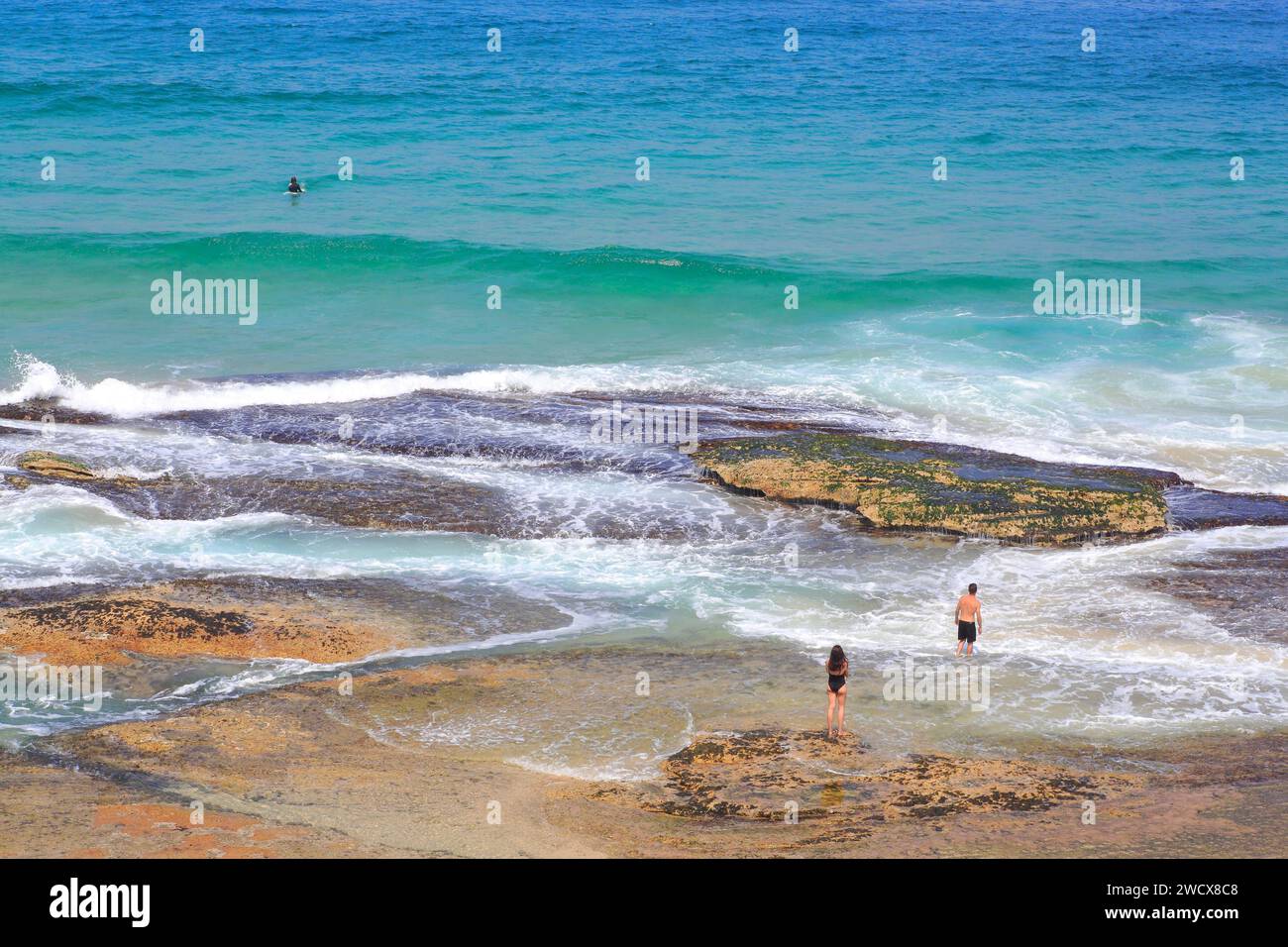 Australien, New South Wales, Sydney, Tamarama Beach, Badegäste und Surfer Stockfoto