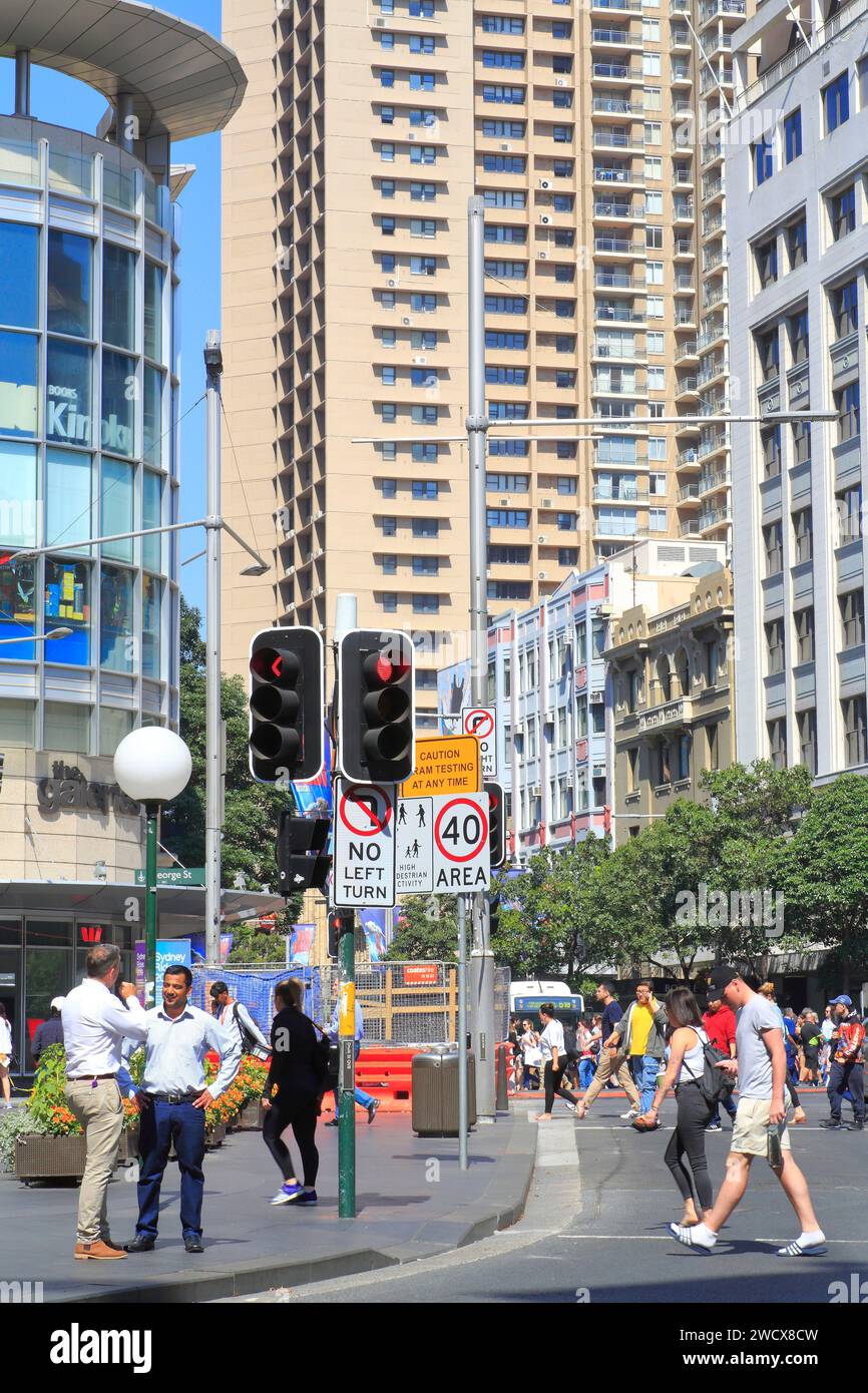 Australien, New South Wales, Sydney, Central Business District (CBD), Straßenszene, Fußgängerüberquerung Stockfoto