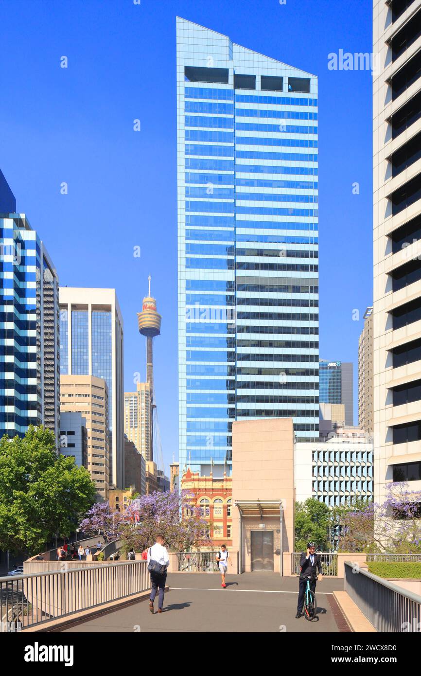Australien, New South Wales, Sydney, Central Business District (CBD), Blick von der Pyrmont Bridge (1902) und dem Büroviertel mit dem Sydney Tower (1981) im Hintergrund Stockfoto