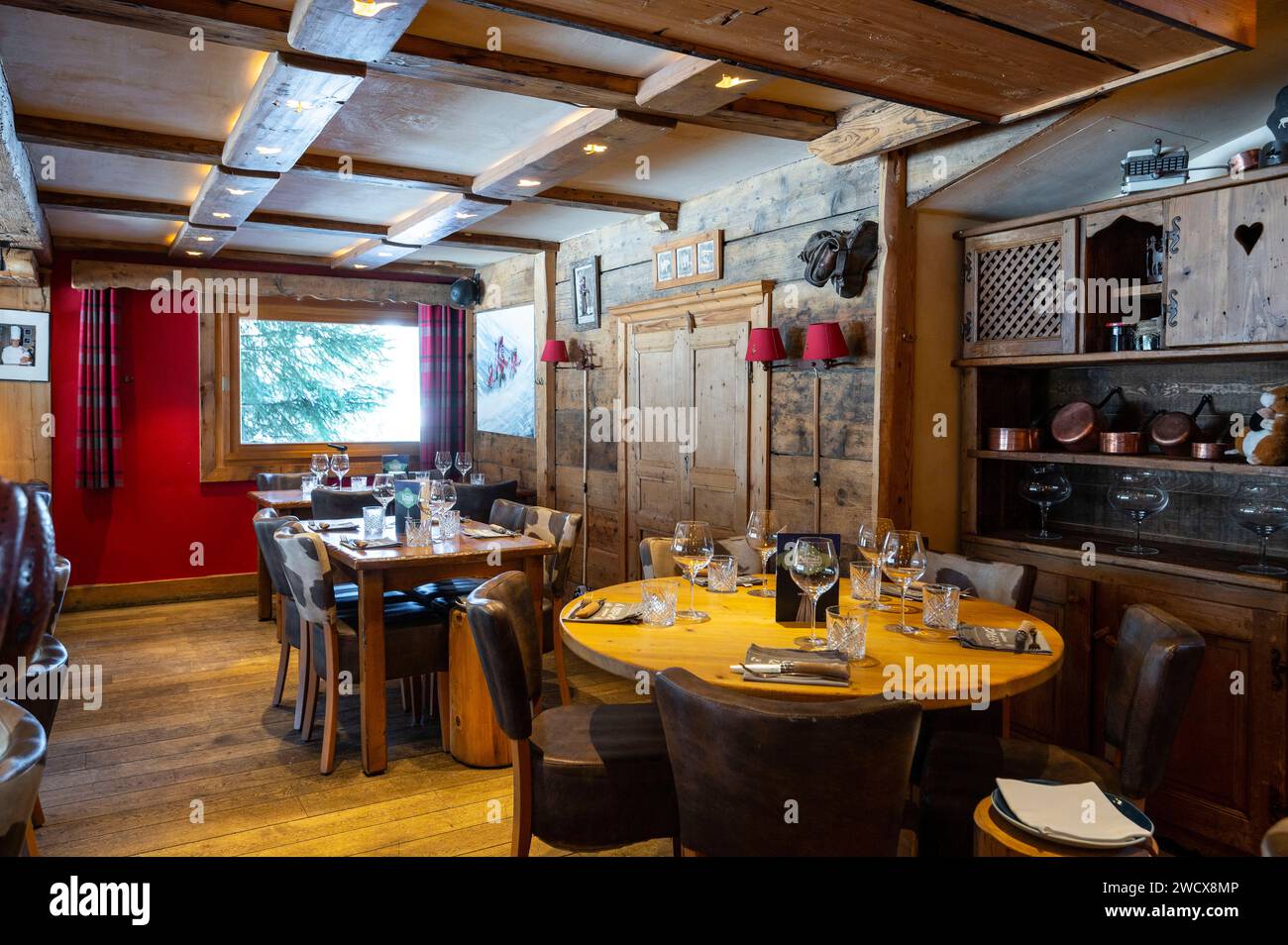 Frankreich, Haute Savoie, Megeve, Restaurant Le Refuge, sehr gemütliche Inneneinrichtung des Speisesaals Stockfoto