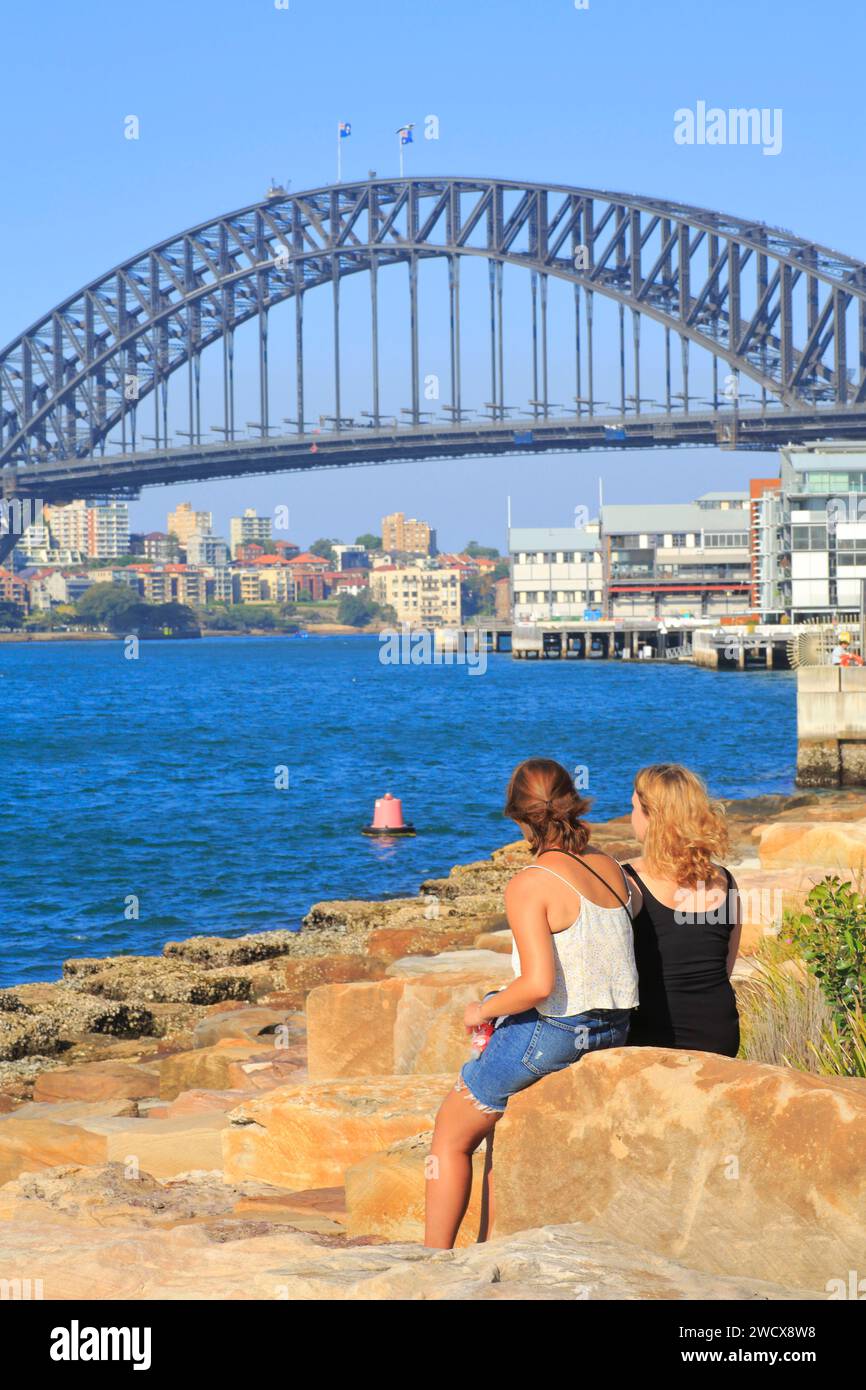 Australien, New South Wales, Sydney, Barangaroo District, Barangaroo Reserve, park auf dem ehemaligen Industriegelände des Hafens mit der Sydney Harbor Metallbrücke (1932) Stockfoto