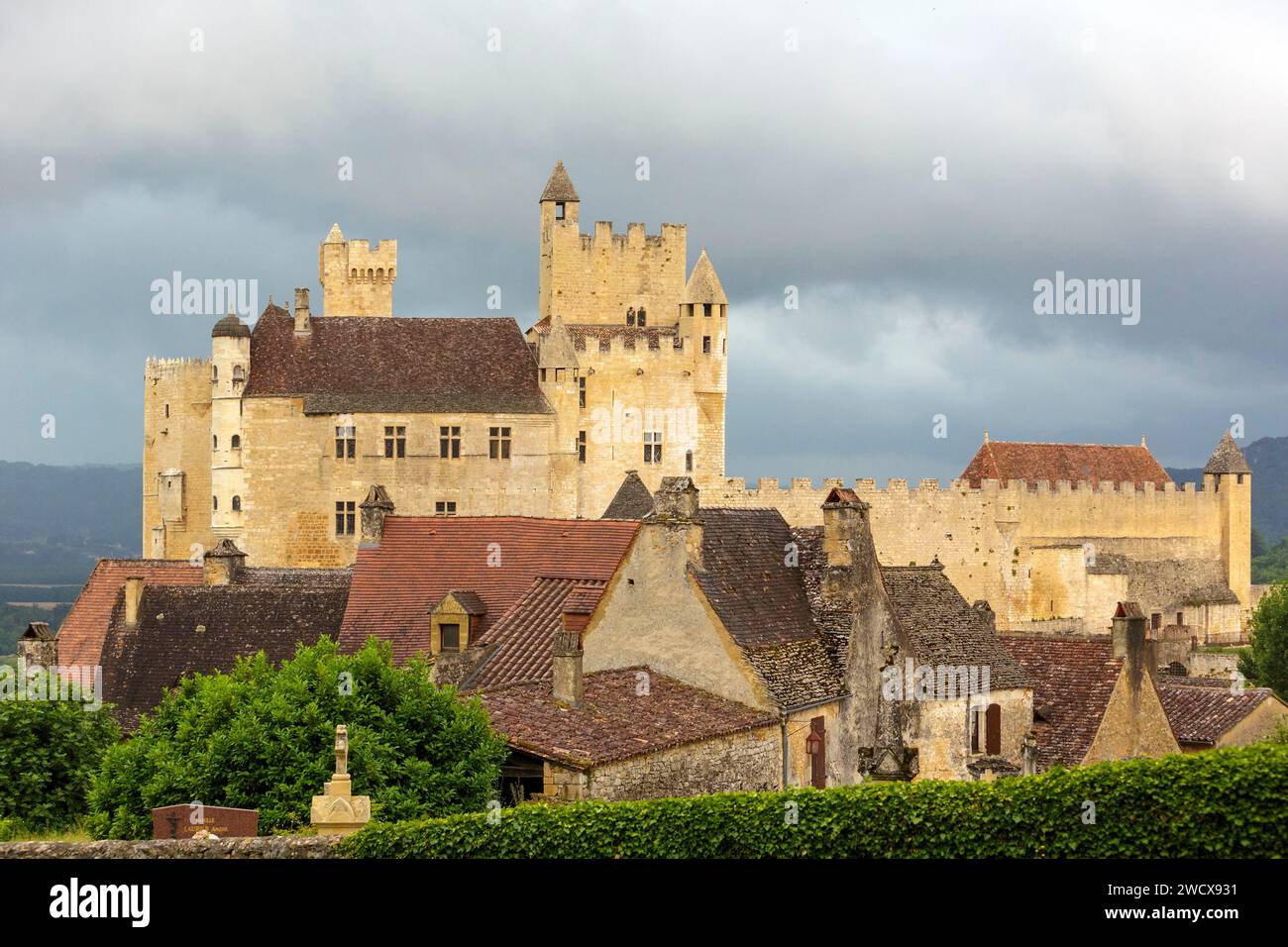 Frankreich, Dordogne, Dordogne Valley, Perigord Noir, Beynac et cazenac bezeichneten Les Plus beaux Villages de France (eines der schönsten Dörfer Frankreichs), die Burg aus dem 12. Jahrhundert und das Dorf Stockfoto