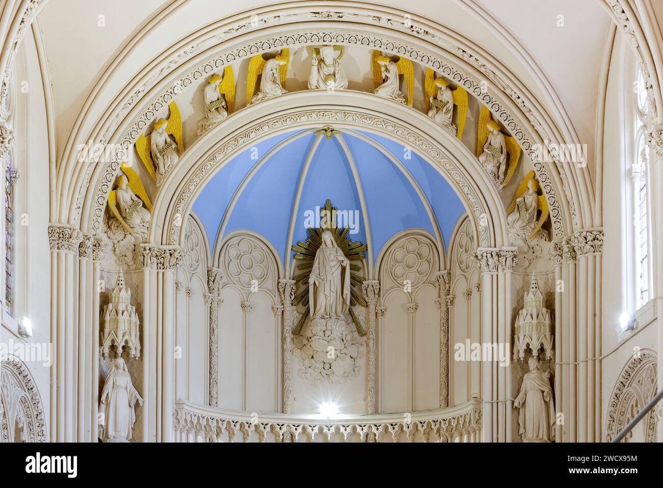 Frankreich, Meurthe et Moselle, Nancy, Maringer Kapelle, das erste religiöse Gebäude, das 1843 von der Societe du sacre Coeur de Jesus (Gesellschaft des Heiligen Herzens Jesu), auch Dames du sacre Coeur (Damen des heiligen Herzens) genannt, in Nancy im neogotischen Stil erbaut wurde. die heute zur orthodoxen Pfarrkirche Saint Pierre und Saint Paul gehört, der Chor mit einer Statue des Heiligen Herzens Jesu in der Mitte mit Maria und Joseph an seinen Seiten, auf der Spitze Gott mit Engeln an seinen Seiten, befindet sich Quai de la Bataille Stockfoto