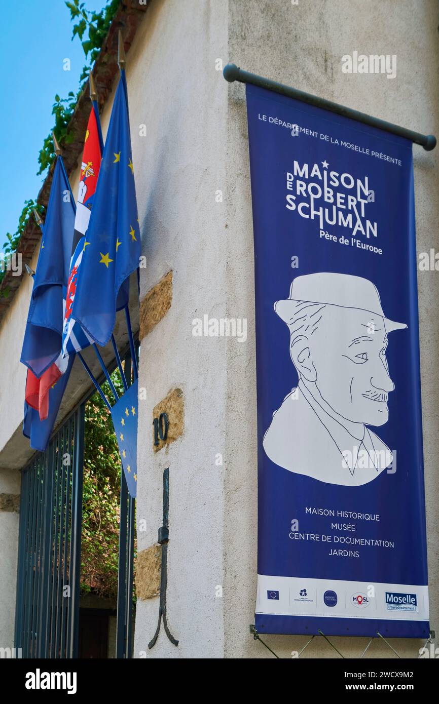 Frankreich, Mosel, Scy Chazelles, Robert Schuman House beherbergt heute das Robert Schuman European Center, Kakemono und Flaggen am Eingang des Museums Stockfoto