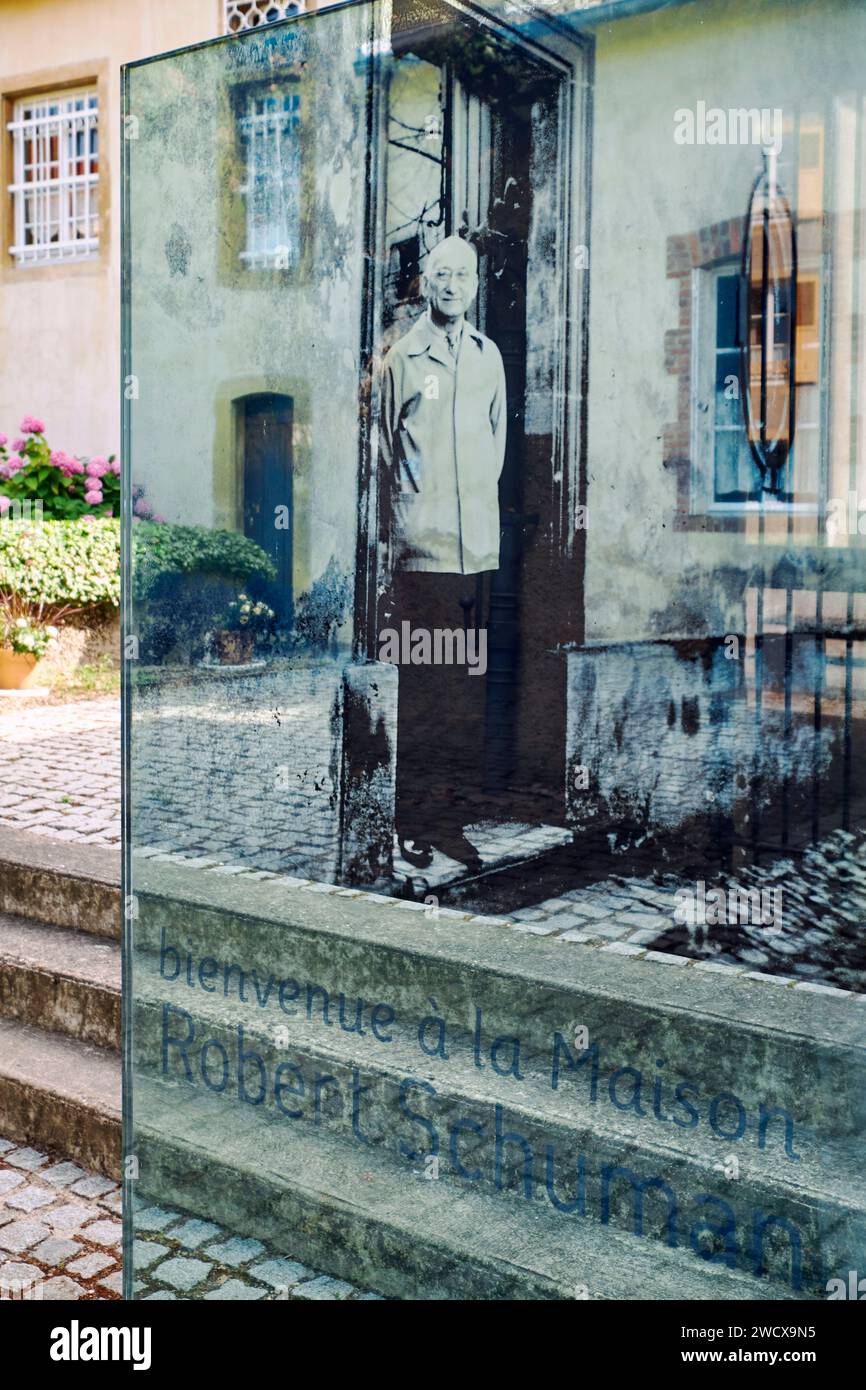 Frankreich, Mosel, Scy Chazelles, Robert Schuman House beherbergt heute das Robert Schuman European Center, Portrait of the Father of Europe am Eingang des Museums Stockfoto