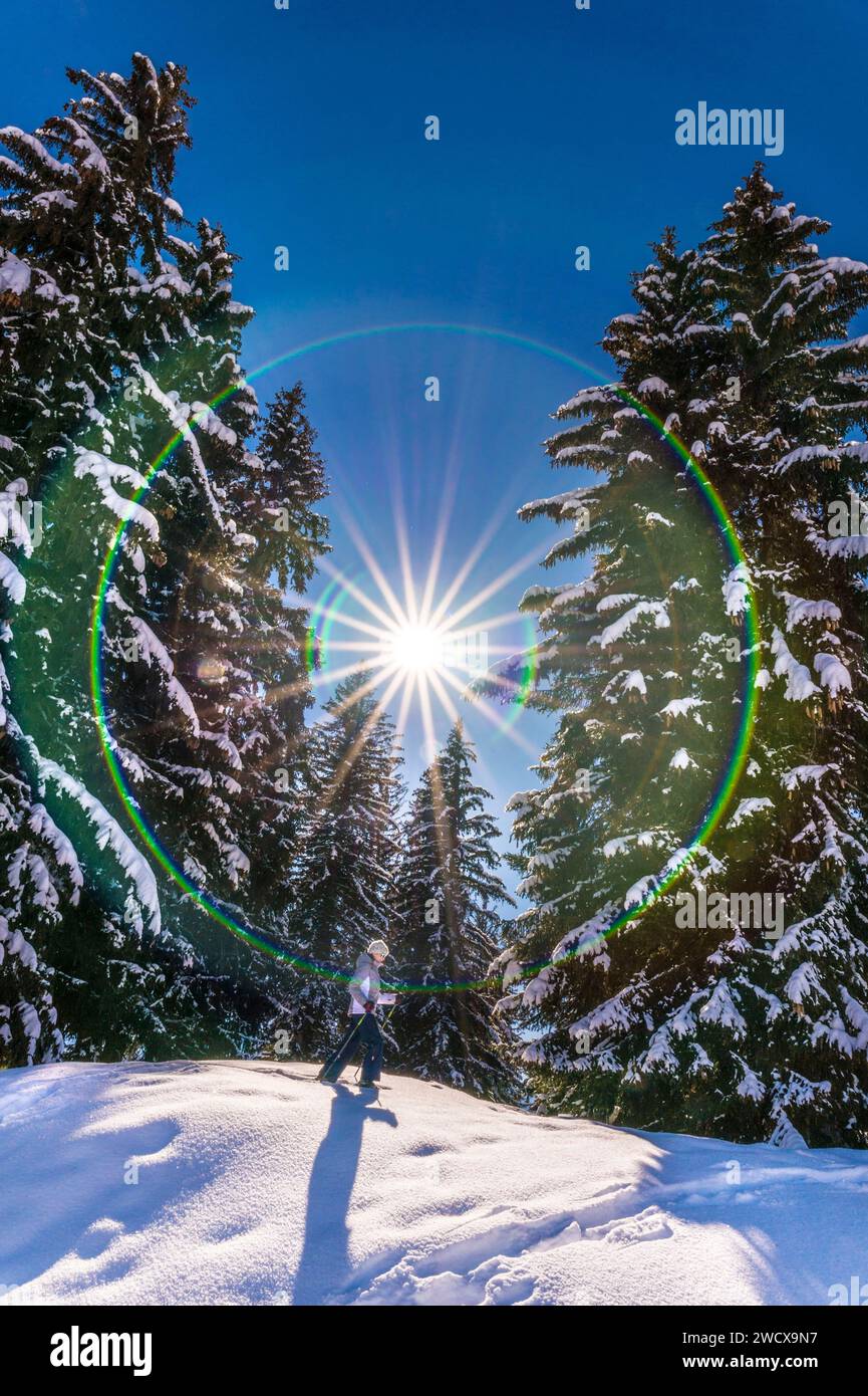 Frankreich, Auvergne-Rhône-Alpes, Savoie (Departement 73), Hauteluce, Wintersportort Les Saisies, Schneeschuhwandern Stockfoto