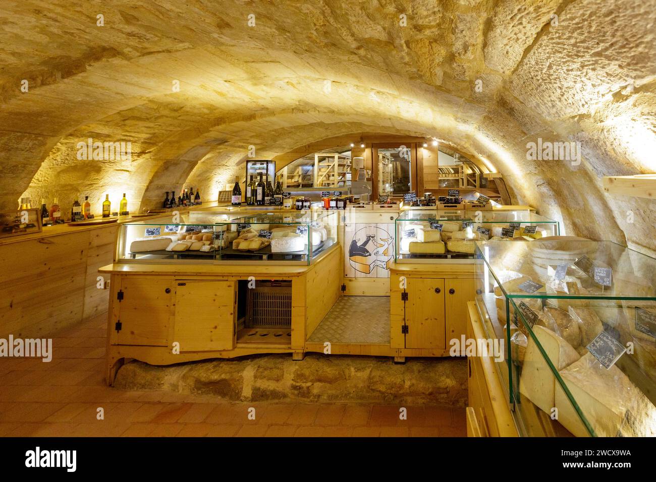 Frankreich, Dordogne, Perigord Noir, Dordogne Valley, Sarlat la Caneda, Käsekeller Chez Pierro befindet sich in der Rue de la Salamandre im historischen Zentrum, das von der UNESCO zum Weltkulturerbe erklärt wurde Stockfoto
