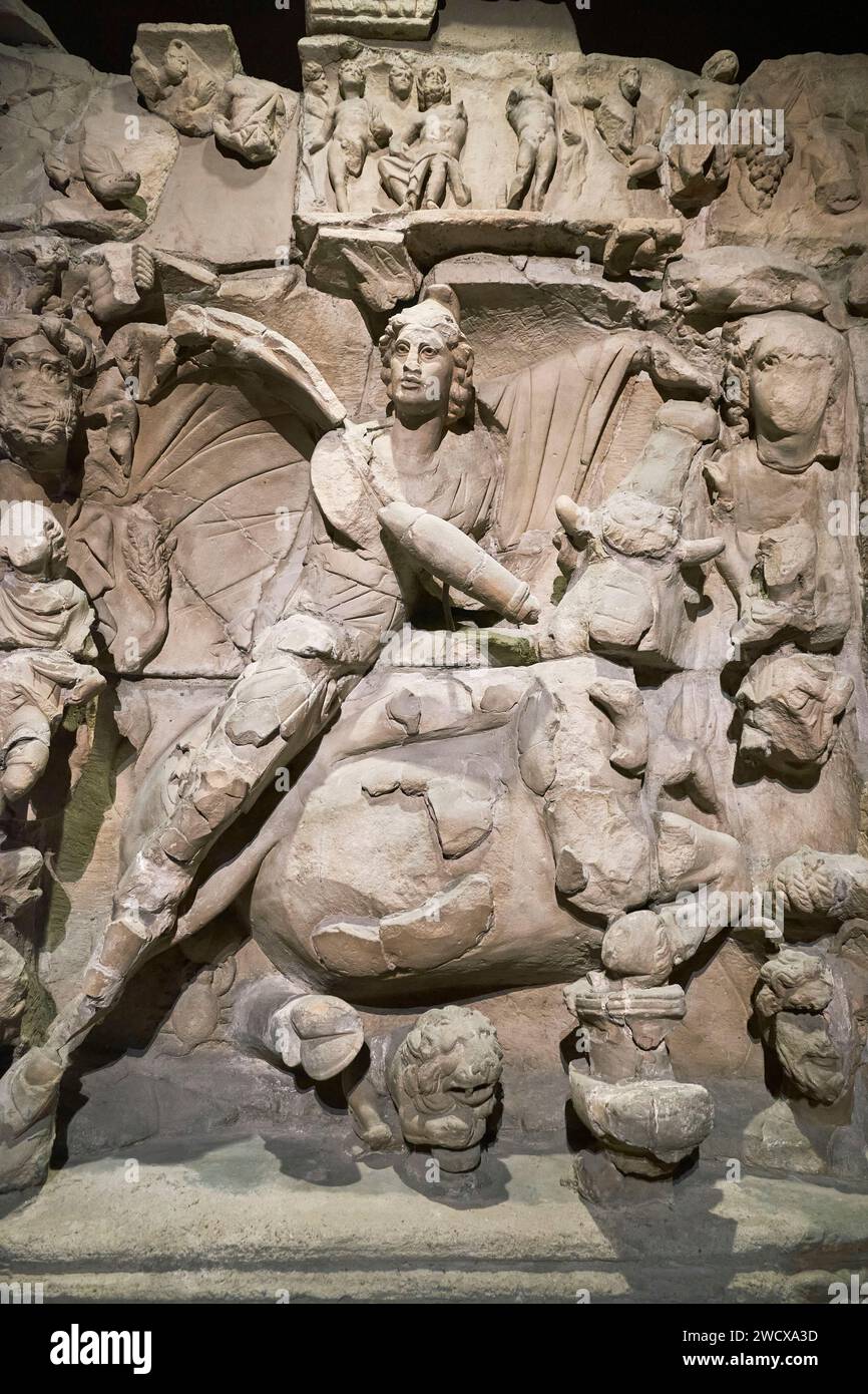 Frankreich, Mosel, Metz, das Museum Cour d’Or von Metz Metropole, gallo-römische Sammlungen, das Relief von Mithras, das Basrelief des gallo-römischen Mithraeums in Sarrebourg Stockfoto