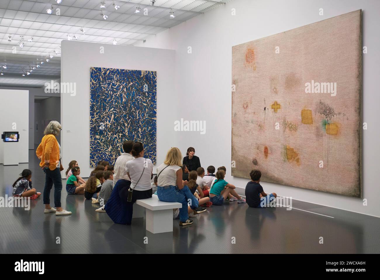 Frankreich, Mosel, Metz, Centre Pompidou Metz, Studenten vor den Gemälden von Simon Hantai, Malerei (rosa Schrift), 1958-1959 Stockfoto