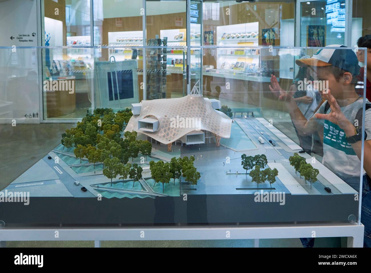 Frankreich, Mosel, Metz, Kind, das sich das Modell des Centre Pompidou Metz ansieht Stockfoto