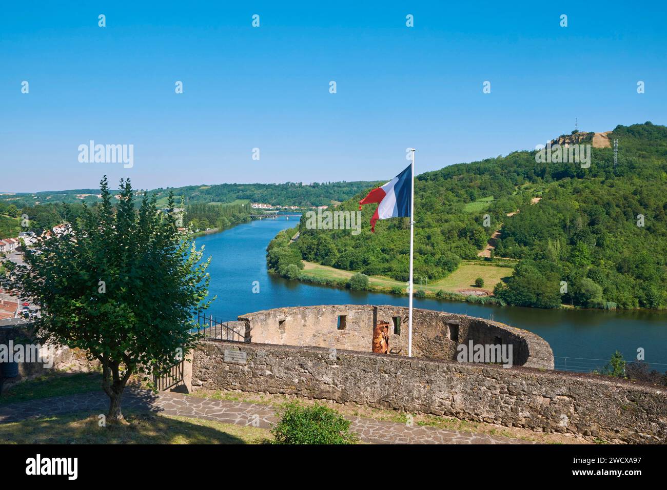 Frankreich, Mosel, Land der drei Grenzen, Sierck les Bains, Innenansicht der Burgmauer der Herzöge von Lothringen Castle Stockfoto