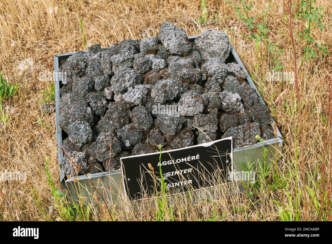 Frankreich, Moselle, Fensch Valley, Stahlwerk Uckange, Parc du Haut-Fourneau U4, ehemaliger Gusseisenerzeugungsbetrieb, Agglomeratstücke aus gerösteten und gesinterten Eisenoxiden und Gangue, gewonnen durch das Dwight Lloyd-Verfahren Stockfoto