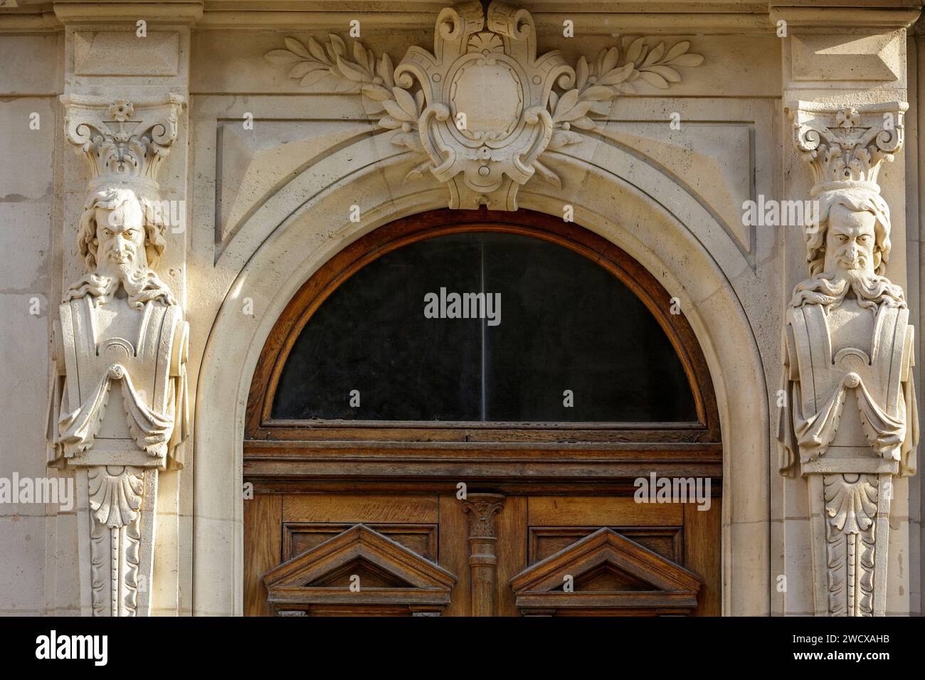 Frankreich, Meurthe et Moselle, Detail der Tür und der Skulpturen, die Menschen an der Fassade eines bürgerlichen Apartmentgebäudes im neoklassizistischen Stil in der Rue Lyautey darstellen Stockfoto
