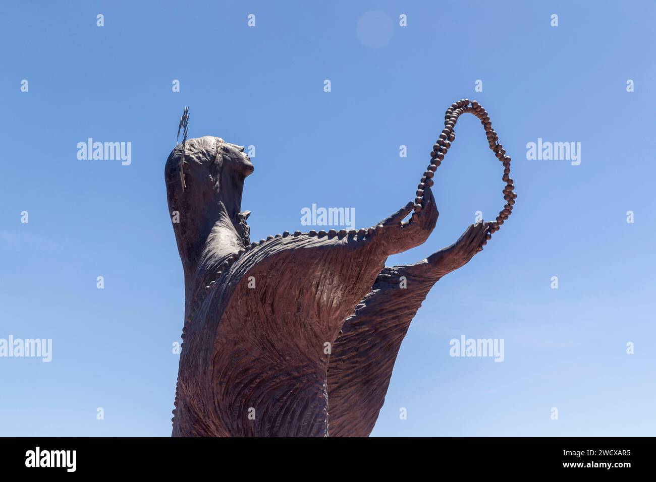 Portugal, Lissabon, Almada, Alcântara, Statue der Jungfrau Maria vor dem Heiligtum Christi des Königs mit der Hauptstadt von Lissabon im Hintergrund Stockfoto