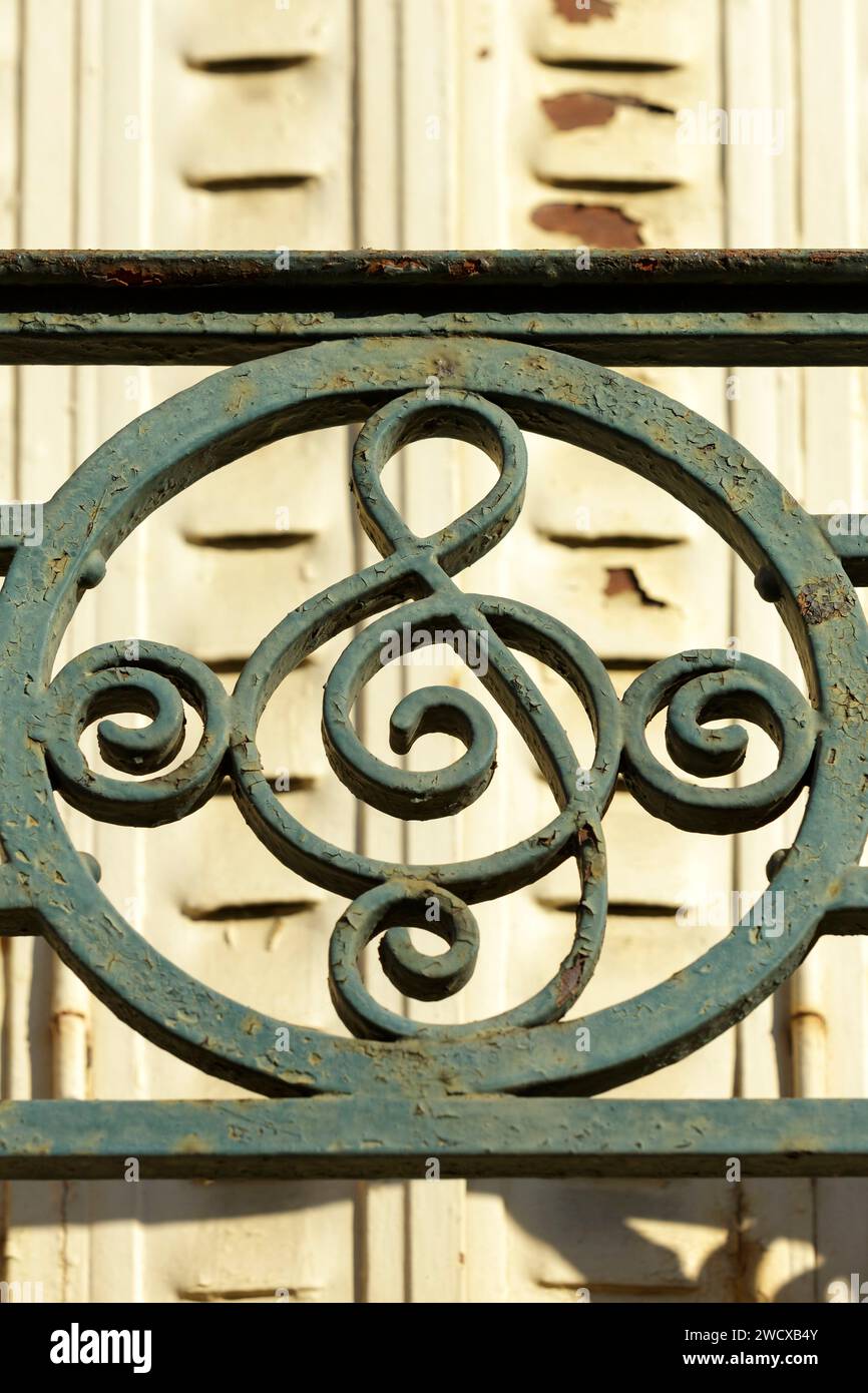 Frankreich, Meurthe et Moselle, Nancy, Detail des Schmiedeeisens des Fenstergeländes in Form eines Doppelschlüssels an der Fassade eines Wohngebäudes, in dem Pierre Schaeffer, der die Betonmusik erfand und Pionier der elektroakustischen Musik war, lebte in der Nähe des Place de la Commanderie Stockfoto