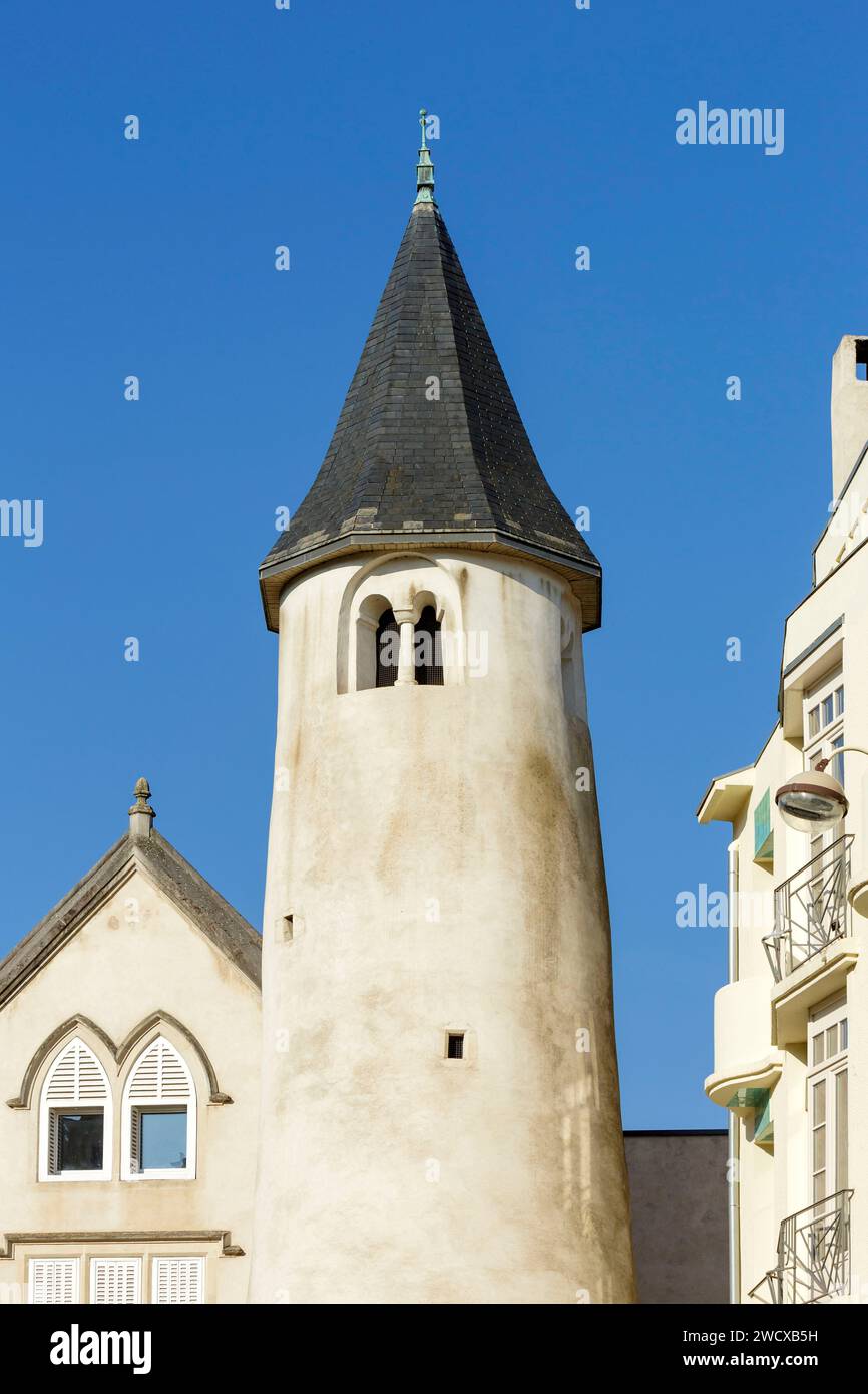 Frankreich, Meurthe et Moselle, Nancy, Turm der Commanderie Saint Jean du Vieil Aitre, erbaut 11410, das älteste Gebäude in Nancy und Fassade eines Art déco-Gebäudes (rechts) erbaut im Jahre 1926 vom Architekten Marcel Salmon, befindet sich impasse Clerin nahe dem Place de la Commanderie Stockfoto