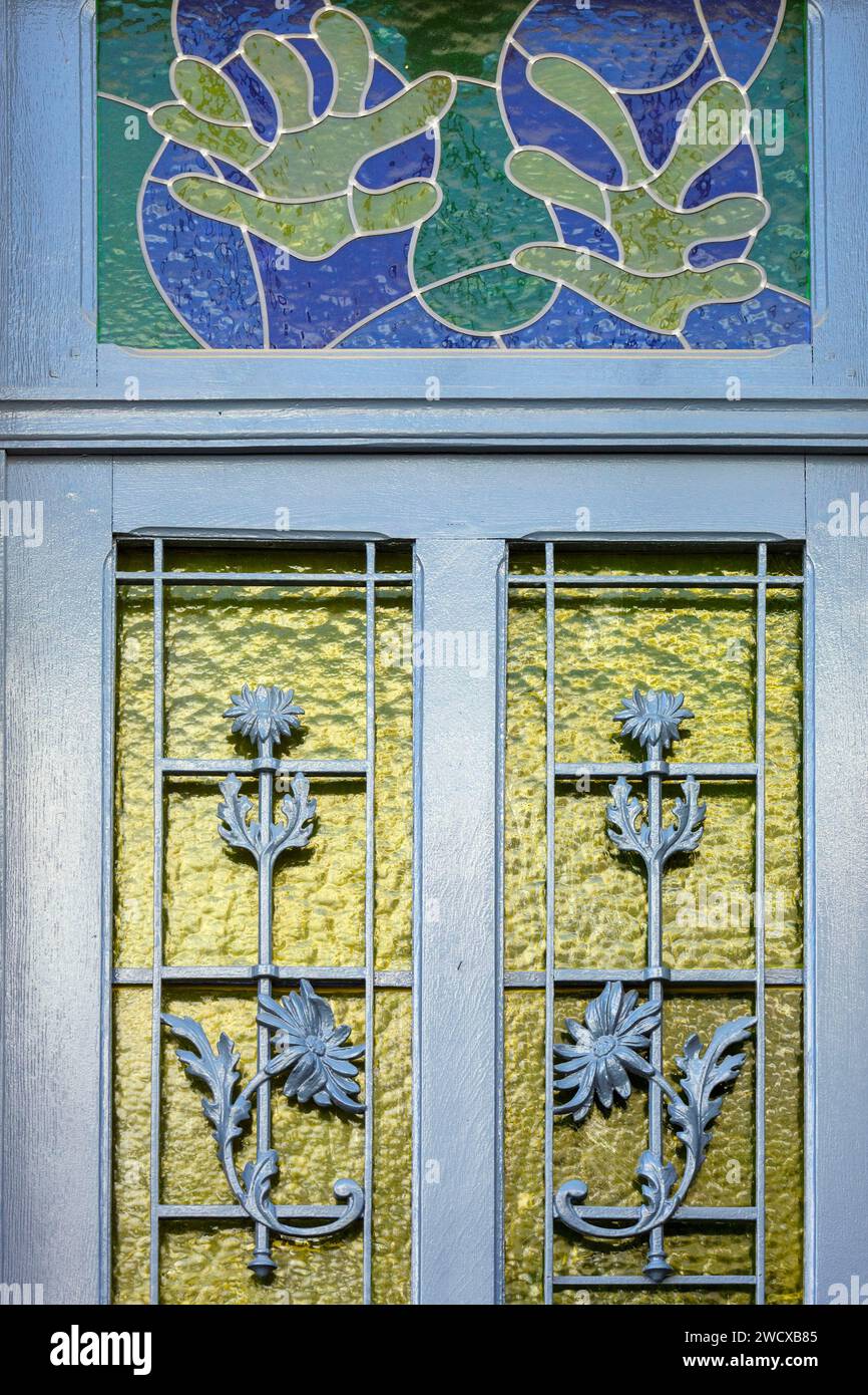 Frankreich, Meurthe et Moselle, Nancy, Detail des Schmiedeeisens und ein Buntglasfenster am Heckspiegel der Tür einer Villa im Jugendstil, die sich in der Avenue Milton befindet Stockfoto