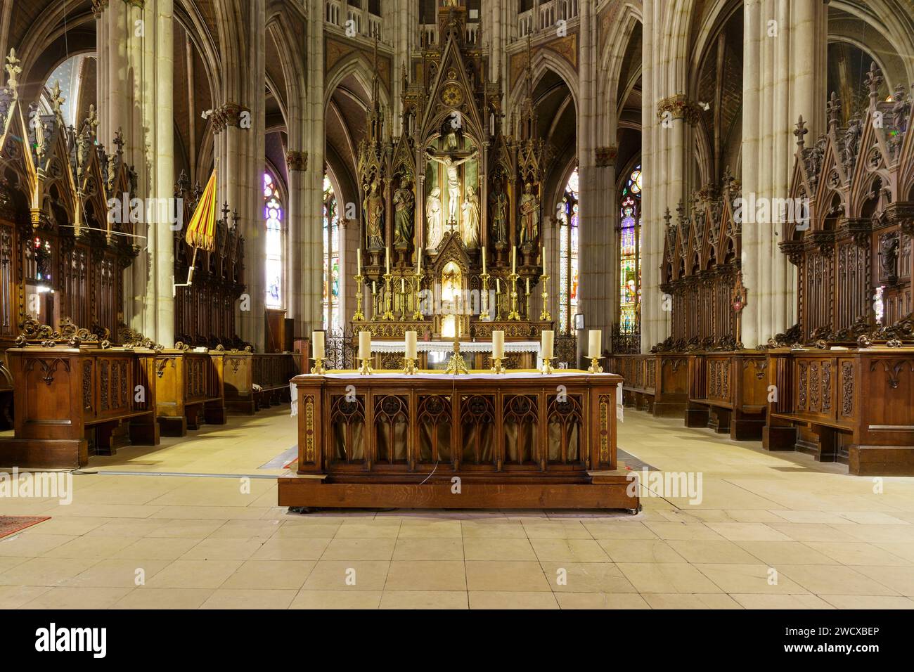 Frankreich, Meurthe et Moselle, Nancy, St. Epvre Basilika im neogotischen Stil von Architekt Prosper Morey erbaut, die Weihe der Kirche im Jahr 1871, der Altar, die Stühle und der Altar des Chors mit Jesus Christus am Kreuz, an seinen Seiten von links nach rechts St. Epvre, St. Paul, St. Peter und St. Sigisbert, am Place Saint Epvre Stockfoto