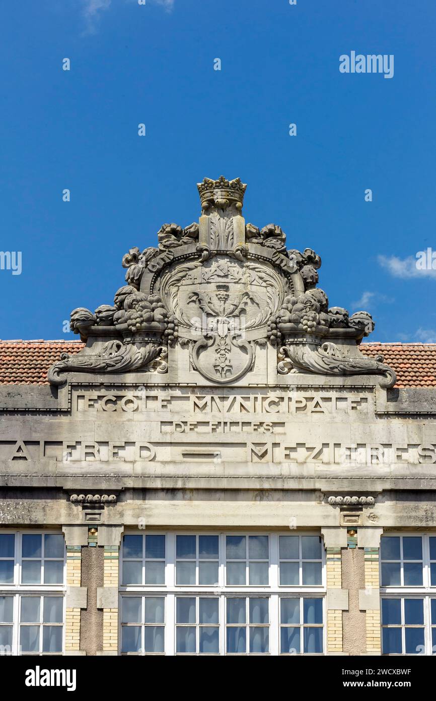 Frankreich, Meurthe et Moselle, Nancy, Giebel der ehemaligen Alfred Mezieres Schule heute Alfred Mezieres, erbaut von dem Architekten Jean frederic Wielhorski im Art déco-Stil, Rue Alfred Mezieres Stockfoto