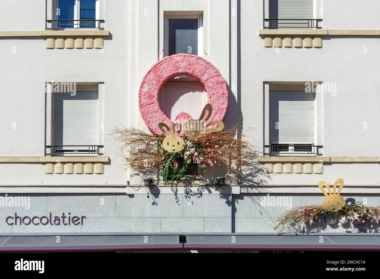 Frankreich, Meurthe et Moselle, Villers les Nancy, Zeichen der Konditorei Musquar und Dekoration für ostern an der Fassade eines Apartmentgebäudes im Art déco-Stil am Boulevard de Baudricourt Stockfoto