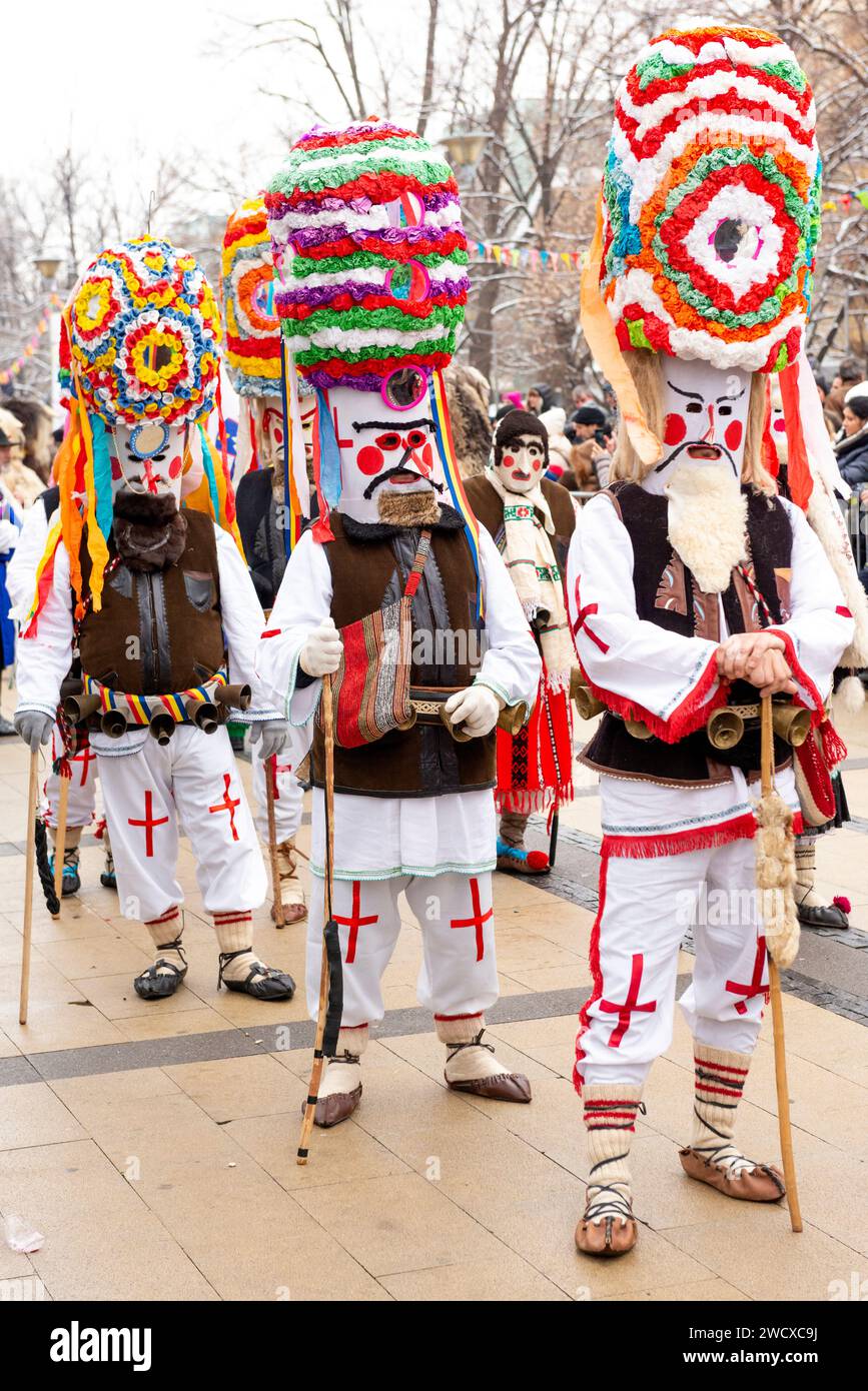 Teilnehmer mit großen Masken aus Rumänien beim Surva Kukeri International Masquerade and Mummers Festival in Pernik, Bulgarien Stockfoto