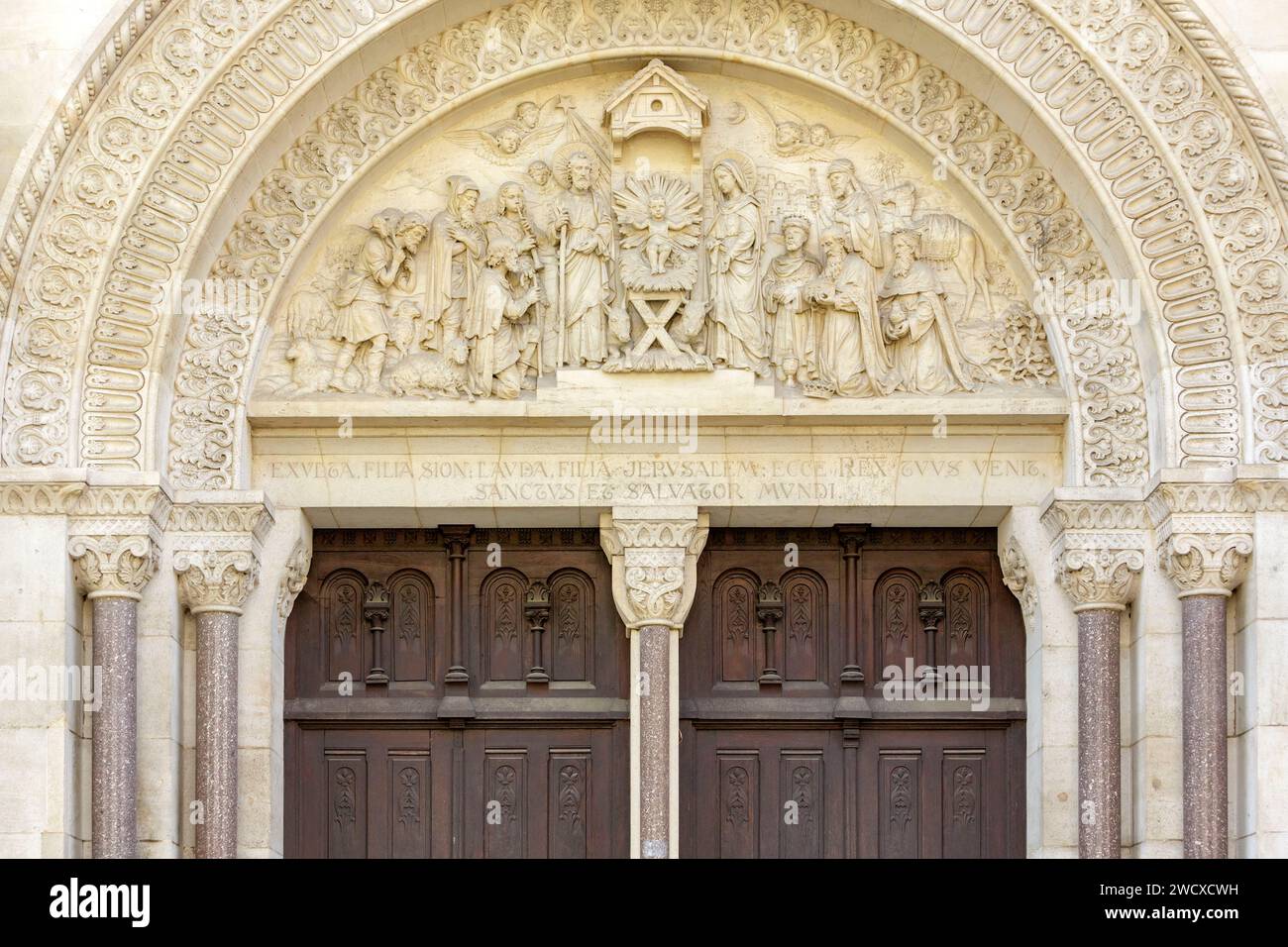 Frankreich, Meurthe et Moselle, Nancy, Saint-Joseph-Kirche, erbaut zwischen 1890 und 1905 vom Architekten Leopold Amedee Hardy im neoromanischen Stil, Haupteingang mit einem Tympanon, das die Geburt des Jesuskindes mit Joseph, Maria und den drei Königen darstellt, befindet sich in der Rue Mon Wüste Stockfoto