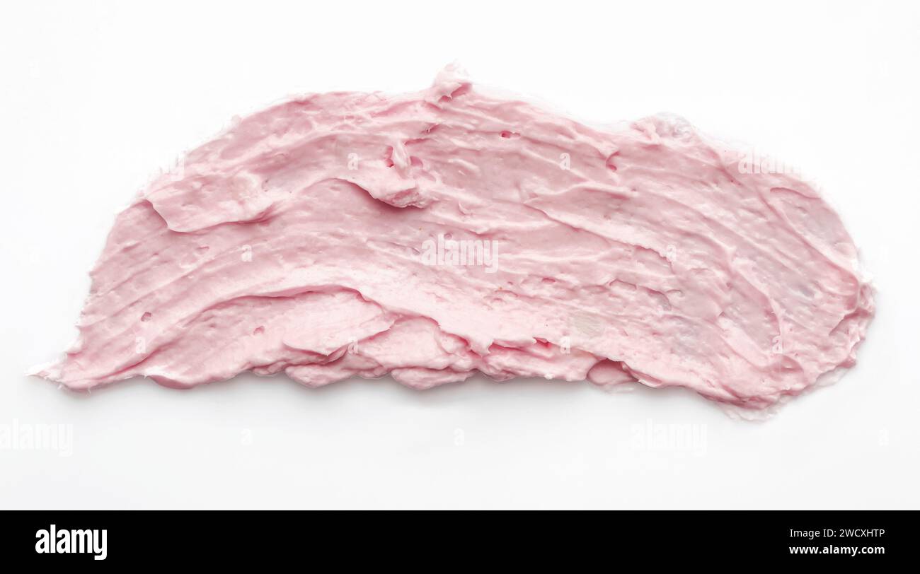 Rosa Kosmetikcreme Körperbutter auf weißem Hintergrund verschmiert. Körperpflegekonzept. Stockfoto