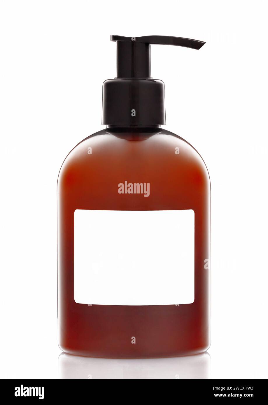 Braune Kosmetikflasche mit leerem, weißem Etikett und Spender. Behälter mit Kosmetik für Modellerscheinungen. Stockfoto