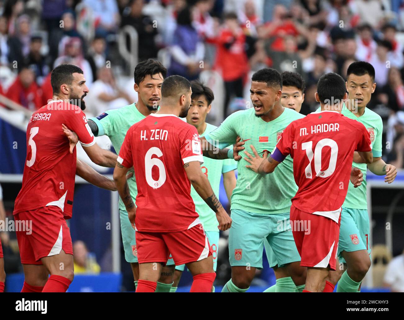 Doha, Katar. Januar 2024. Spieler beider Seiten streiten während des Gruppenspiels zwischen China und Libanon beim AFC Asiencup Qatar 2023 in Doha, Katar, 17. Januar 2024. Quelle: Sun Fanyue/Xinhua/Alamy Live News Stockfoto