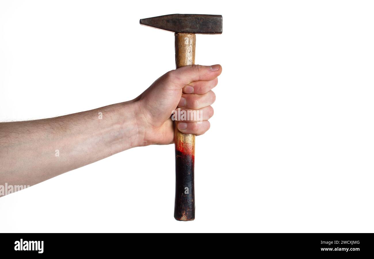 Männliche Hand, die einen Hammer auf weißem Hintergrund hält. Stockfoto