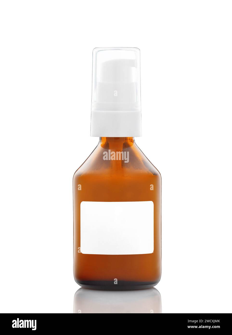 Dunkle kosmetische braune Glasflasche mit weißem Etikett isoliert auf weißem Hintergrund. Stockfoto
