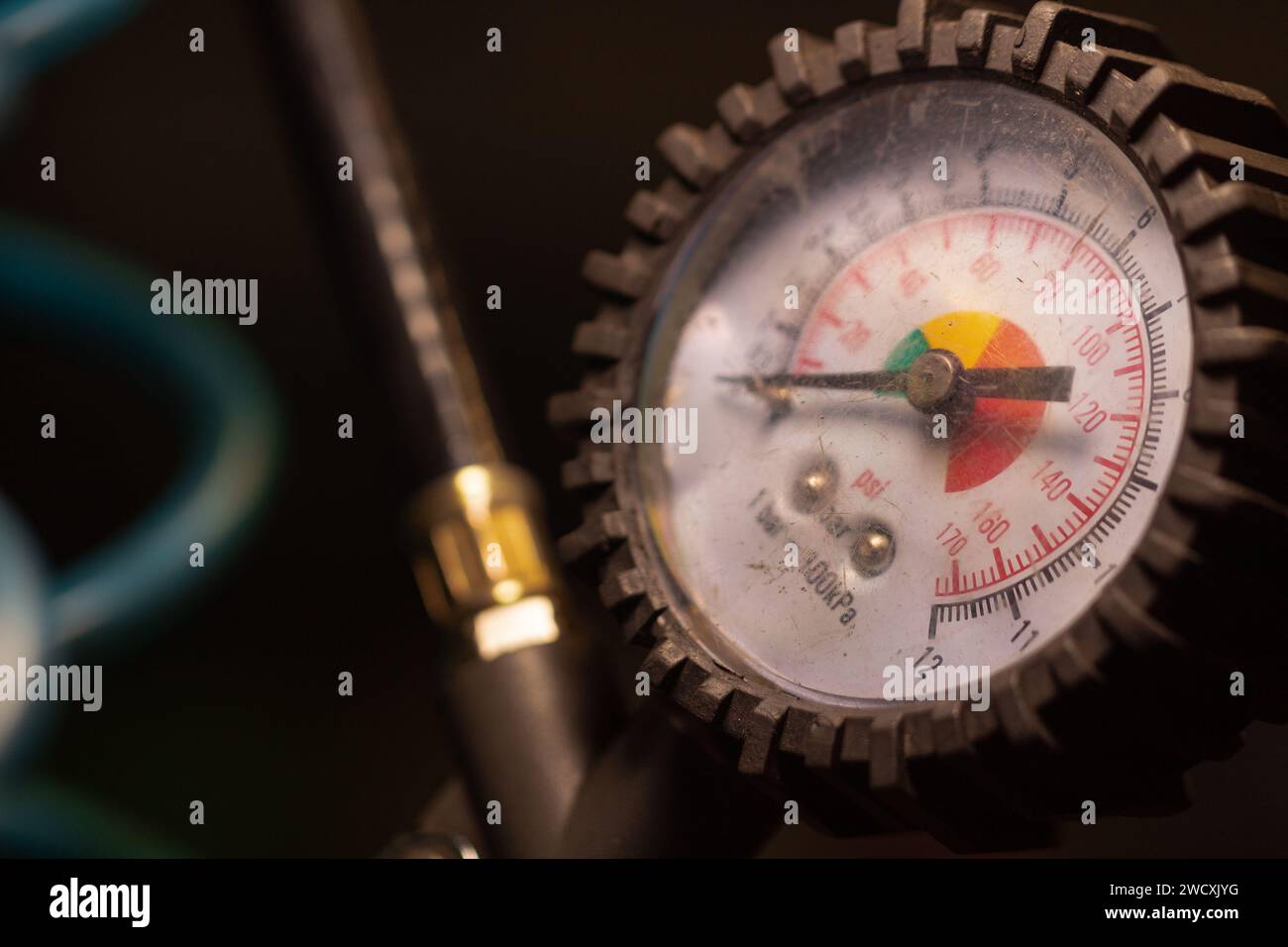 Manometer Nahaufnahme in der Werkstatt. Selektiver Fokus. Stockfoto Manometer Nahaufnahme in der Werkstatt. Selektiver Fokus. Stockfoto