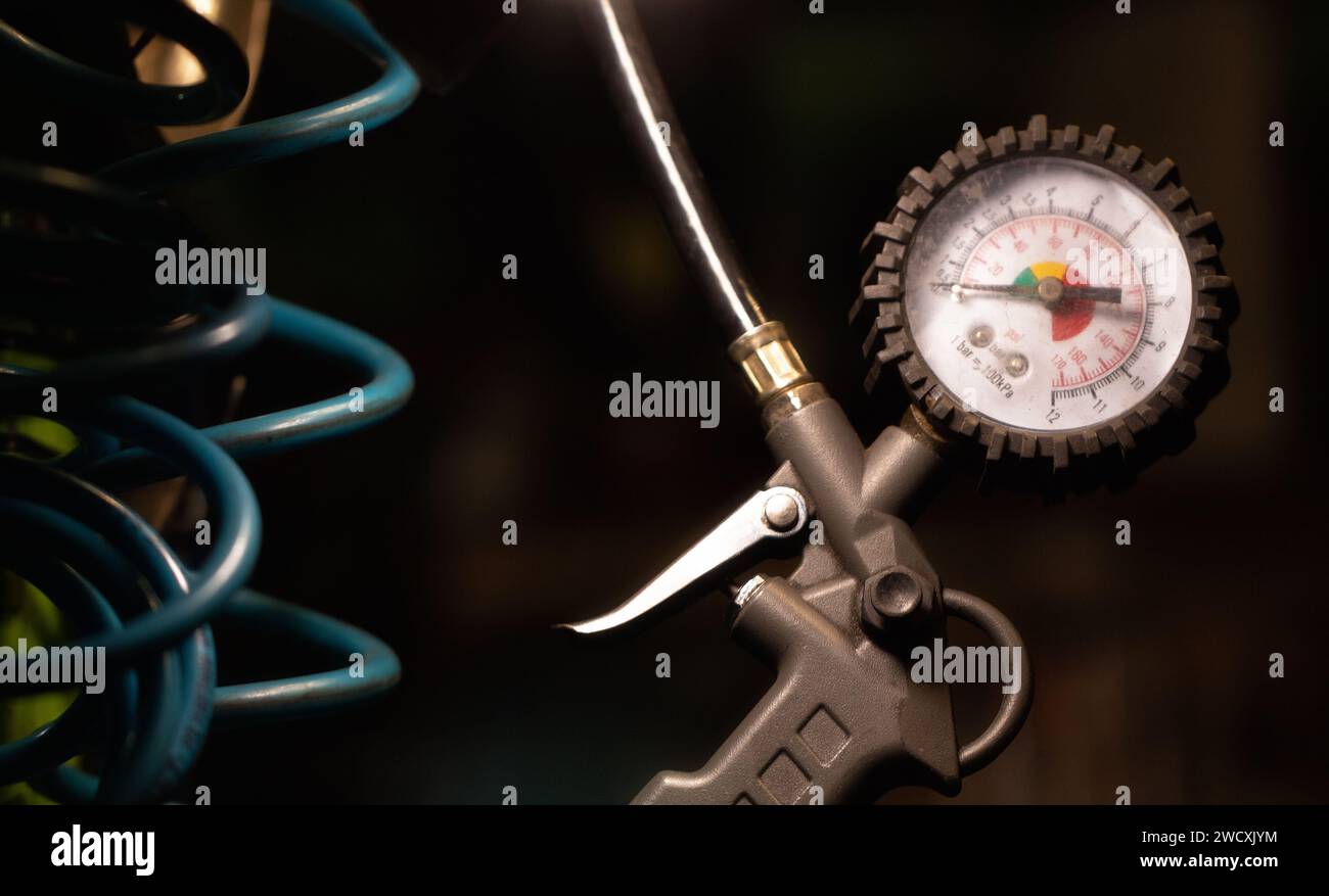 Manometer Nahaufnahme in der Werkstatt. Selektiver Fokus. Stockfoto Manometer Nahaufnahme in der Werkstatt. Selektiver Fokus. Stockfoto