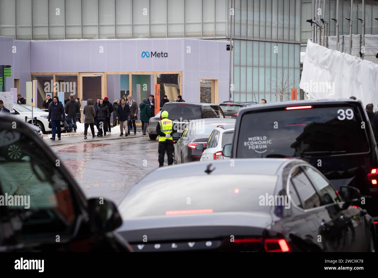 Davos, Schweiz. Januar 2024. Davos, CH 17. Januar 2024. Der starke Verkehr zieht sich durch die Hauptpromenade, wo Unternehmen der Künstlichen Intelligenz die Straße säumen, um potenzielle Investitionen zu finden und die Möglichkeit zu haben, sich mit den Teilnehmern des World Economic Forum zu vernetzen. Unter der Leitung von Klaus Schwab steht das Thema des 54. WEF für die Wiederherstellung des Vertrauens in die Zukunft innerhalb von Gesellschaften und zwischen Nationen. Andy Barton/Alamy Live News Stockfoto