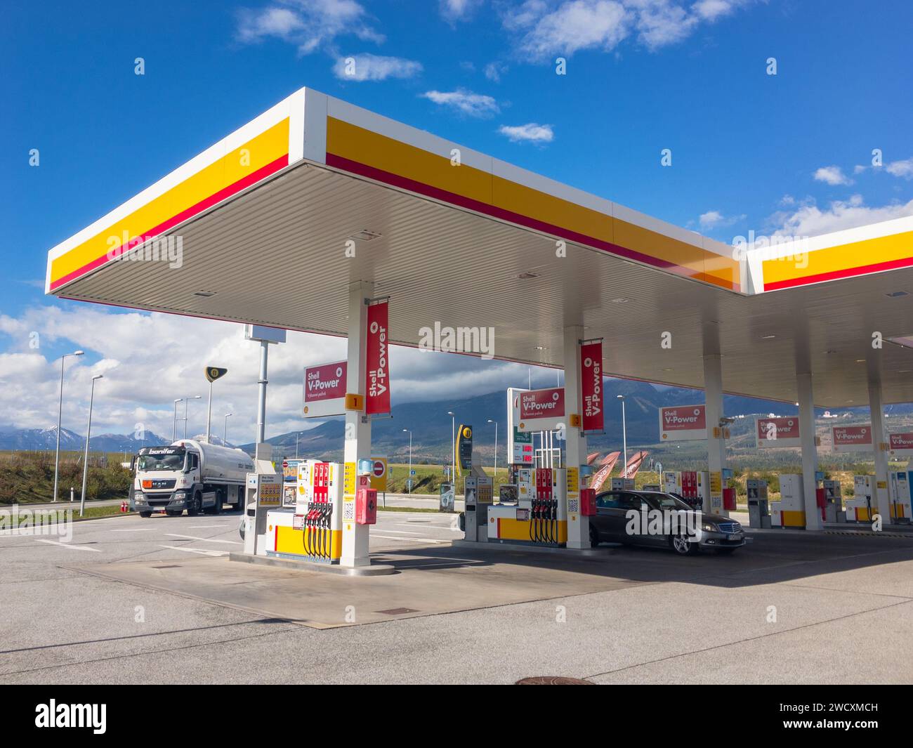 STRBA, SLOWAKEI - 28. SEPTEMBER 2018: Shell Tankstelle mit Pkw und Lieferwagen am Sommertag Stockfoto