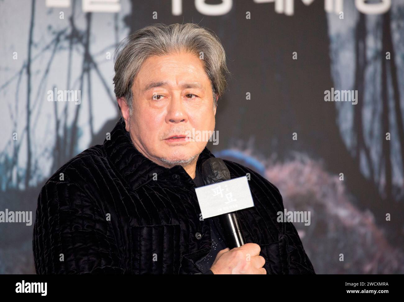 Choi Min-Sik, 17. Januar 2024: Schauspieler Choi Min-Sik nimmt an einer Pressekonferenz für den neuen Film Exhuma in Seoul Teil. Der neue Supernatural Mystery Thriller dreht sich um geheimnisvolle Ereignisse, die einen Geomancer, einen Bestatter und ein junges Schamanenduo betreffen, nachdem sie das Grab eines Vorfahren aus einer wohlhabenden Familie für eine große Menge Geld exhumiert haben. Der Okkult-Thriller wird im Februar in Korea veröffentlicht. Quelle: Lee Jae-won/AFLO/Alamy Live News Stockfoto