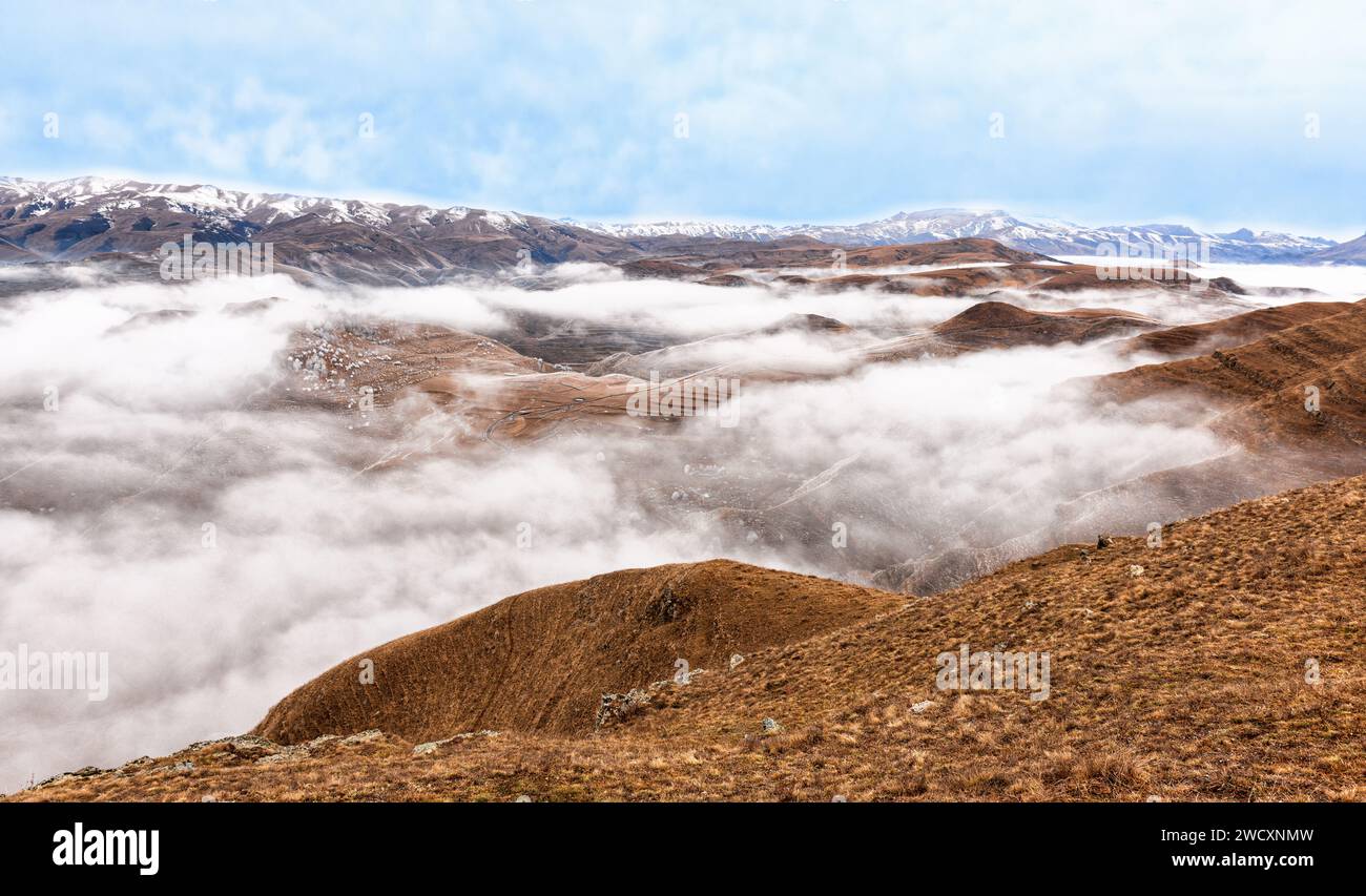 Blick von oben auf die mit Wolken bedeckten Kaukasus-Berge Stockfoto
