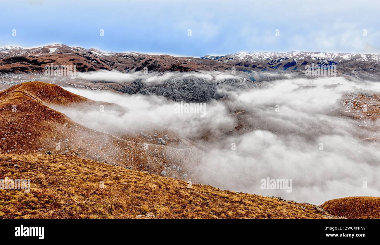 Panorama der Kaukasusberge, die im Winter von Wolken bedeckt sind Stockfoto
