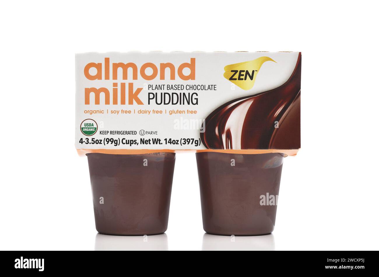 IRVINE, KALIFORNIEN - 12. JAN 2024: Ein Paket Zen-Mandelmilchpudding mit pflanzlicher Schokolade. Stockfoto
