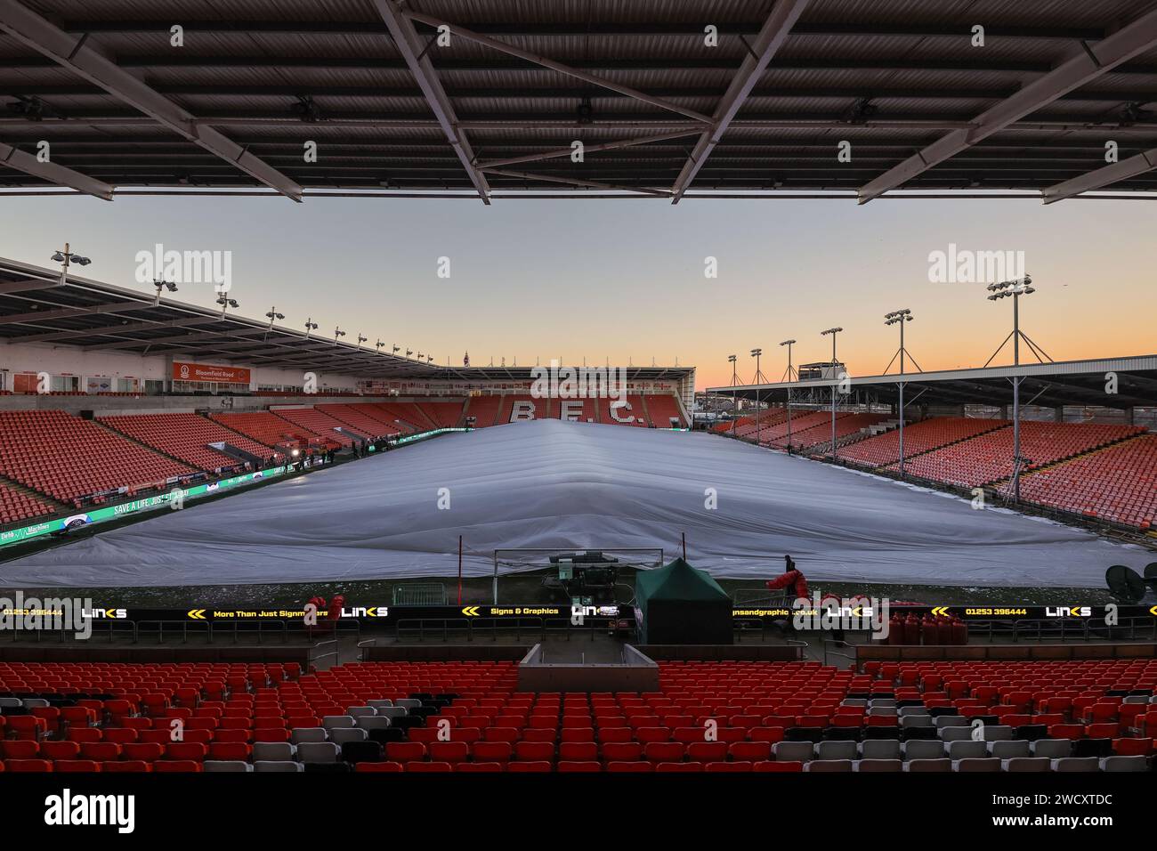 Blackpool, Großbritannien. Januar 2024. Ein riesiges weißes Zelt bedeckt das gesamte Spielfeld, um während des Emirates FA Cup Third Round Replay Matches Blackpool vs Nottingham Forest in der Bloomfield Road, Blackpool, Vereinigtes Königreich, 17. Januar 2024 (Foto: Mark Cosgrove/News Images) in Blackpool, Vereinigtes Königreich am 17. Januar 2024, Frost vom Gras fernzuhalten. (Foto: Mark Cosgrove/News Images/SIPA USA) Credit: SIPA USA/Alamy Live News Stockfoto