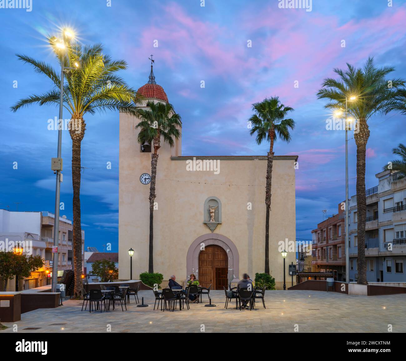 San Miguel de Salinas – an einem Januarabend genießen die Menschen einen Drink auf dem malerischen Platz von San Miguel de Salinas, der vom 18. Jahrhundert übersehen wird Stockfoto