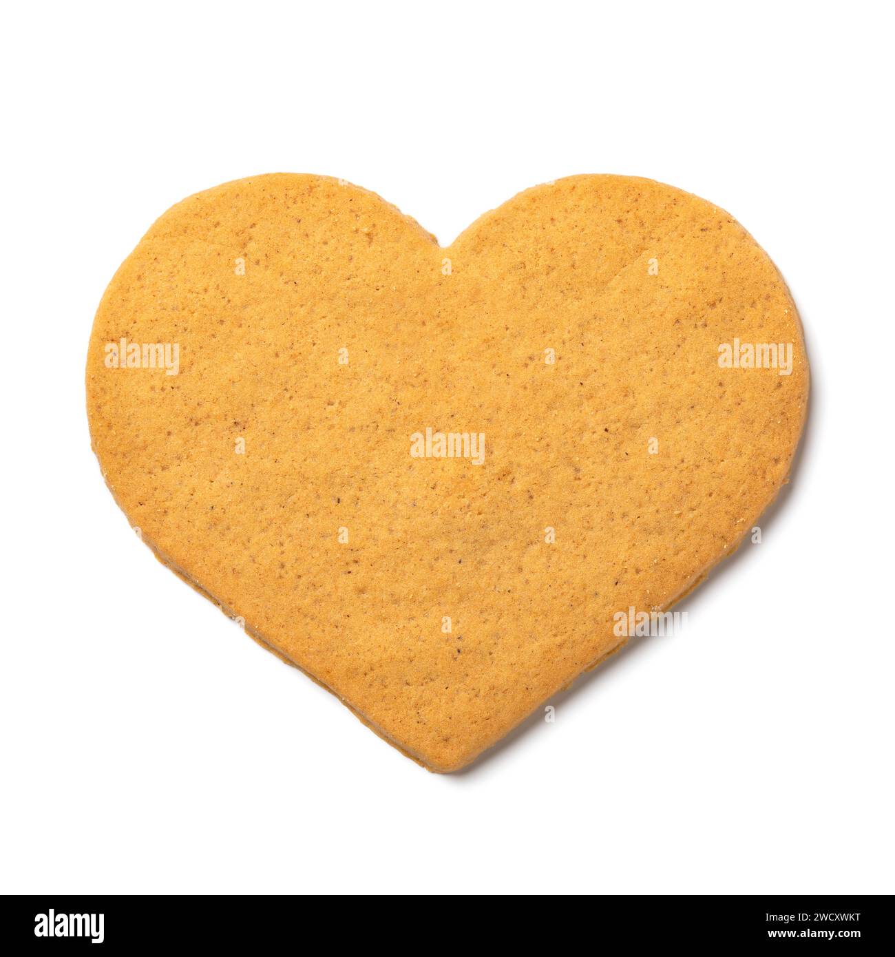 Einzelner hausgemachter süßer Keks in Herzform isoliert auf weißem Hintergrund Nahaufnahme Stockfoto