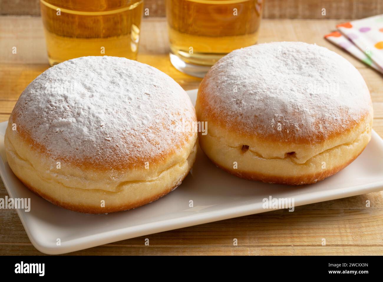 Gericht mit zwei frisch gebackenen Berliner Donuts, bedeckt mit weißem Zucker Stockfoto