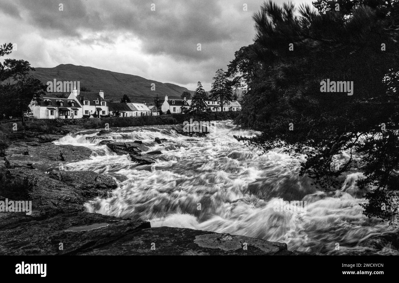 The Falls of Dochart, Killin, Loch Lomond & The Trossachs & The Forth Valley, Perthshire, Schottland, Großbritannien - Landschaftsblick auf den rhe River Dochart, der nach starken Regenfällen kaskadiert. Stockfoto