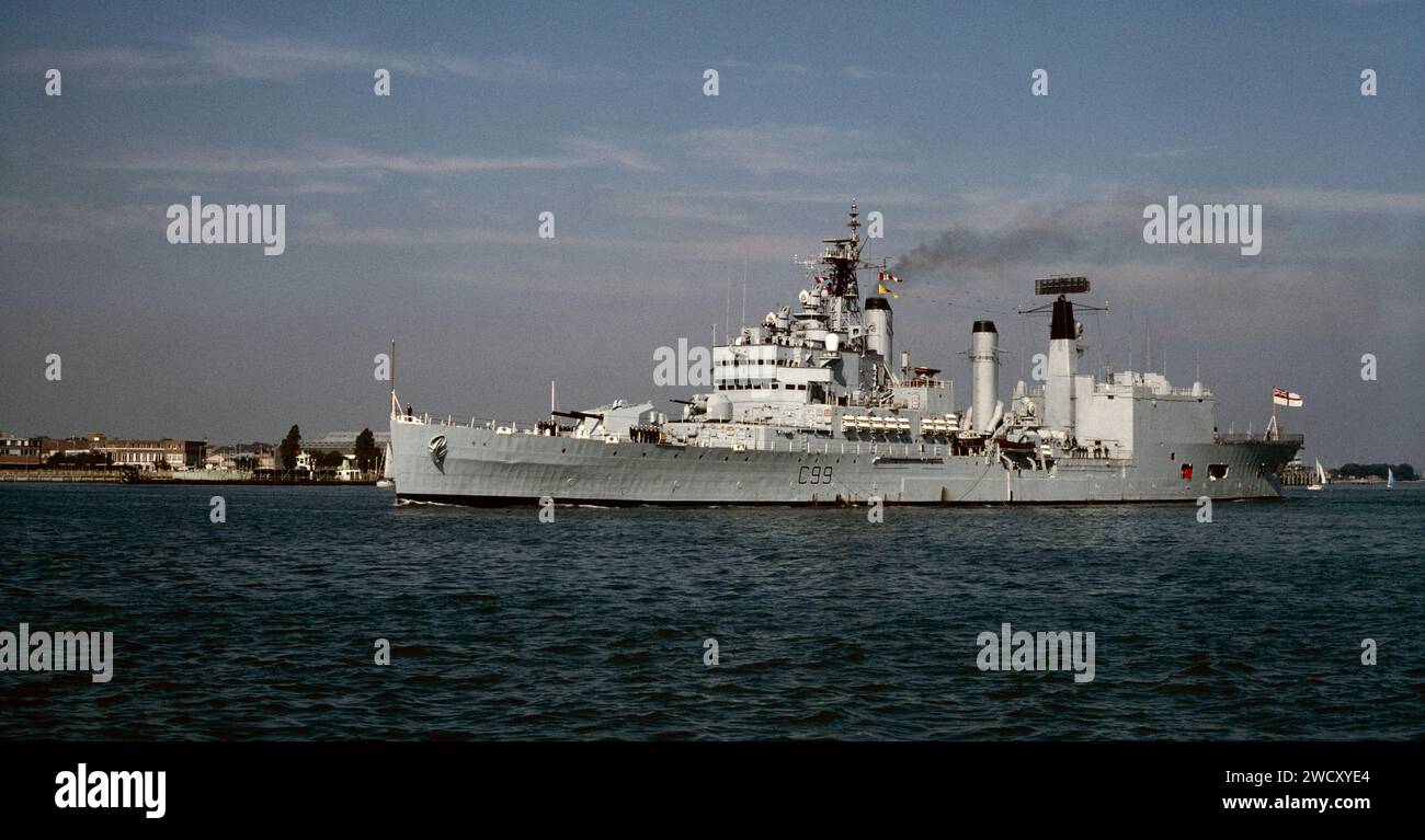 HMS Blake C99 leichte Kreuzer der Tiger Class der British Royal Navy, die den Hafen von Portsmouth am 16. September 1979 in Portsmouth, Hampshire, England, Großbritannien verließ Stockfoto