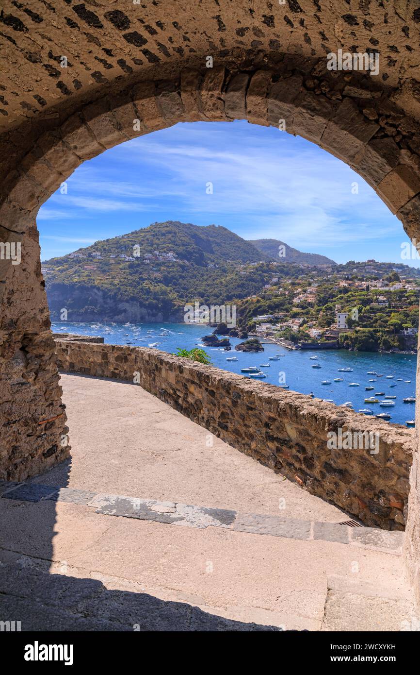 Blick auf die Insel Ischia in Italien von der aragonesischen Burg: Cartaromana Strand in der Ferne. Stockfoto
