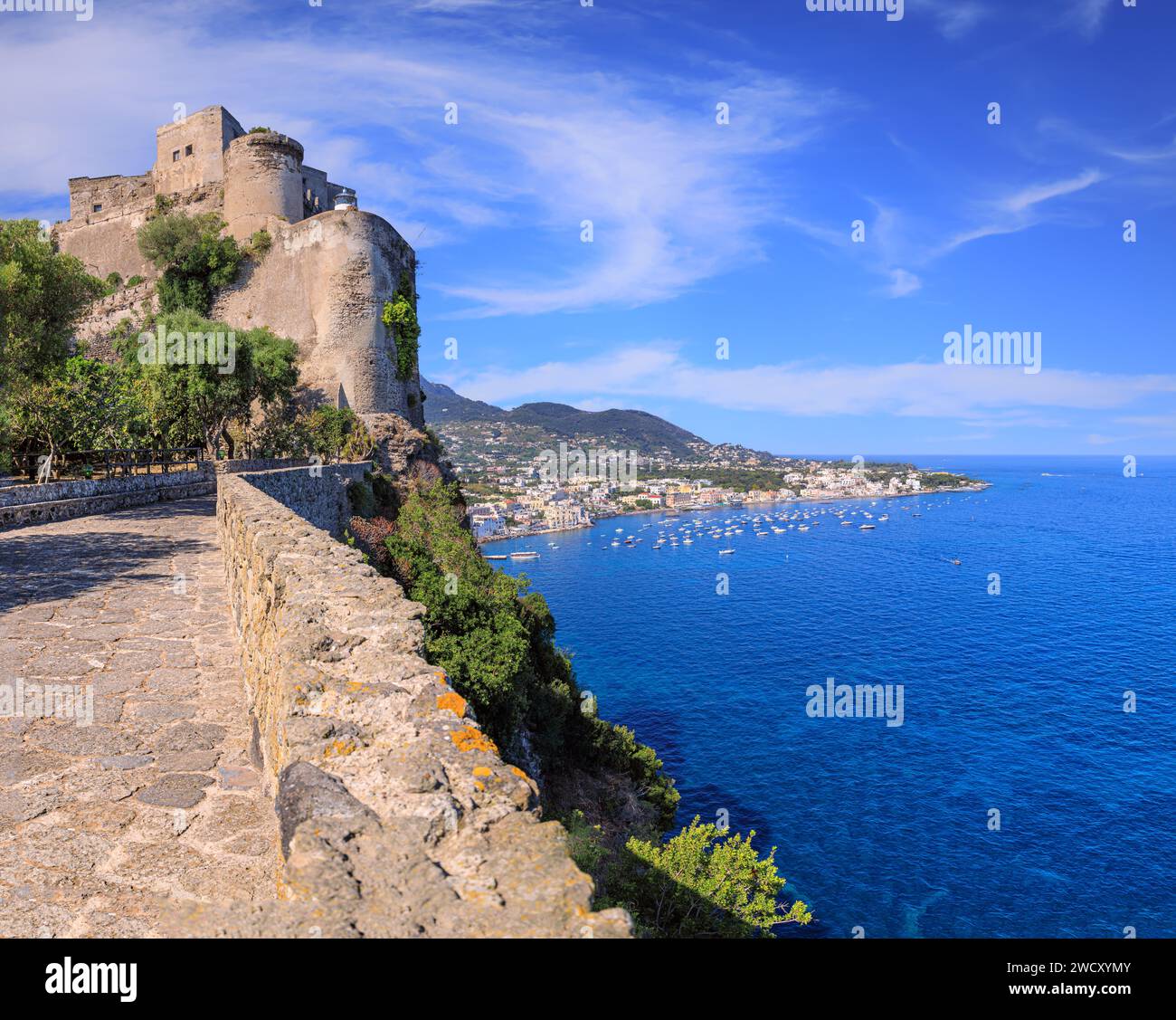 Panoramablick auf Ischia Ponte von der aragonesischen Kaste in Italien. Stockfoto