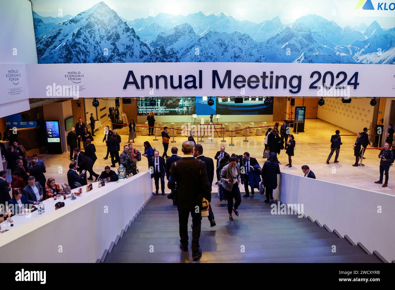 Davos, Schweiz. Januar 2025. Die Teilnehmer nutzen eine Treppe, die auf