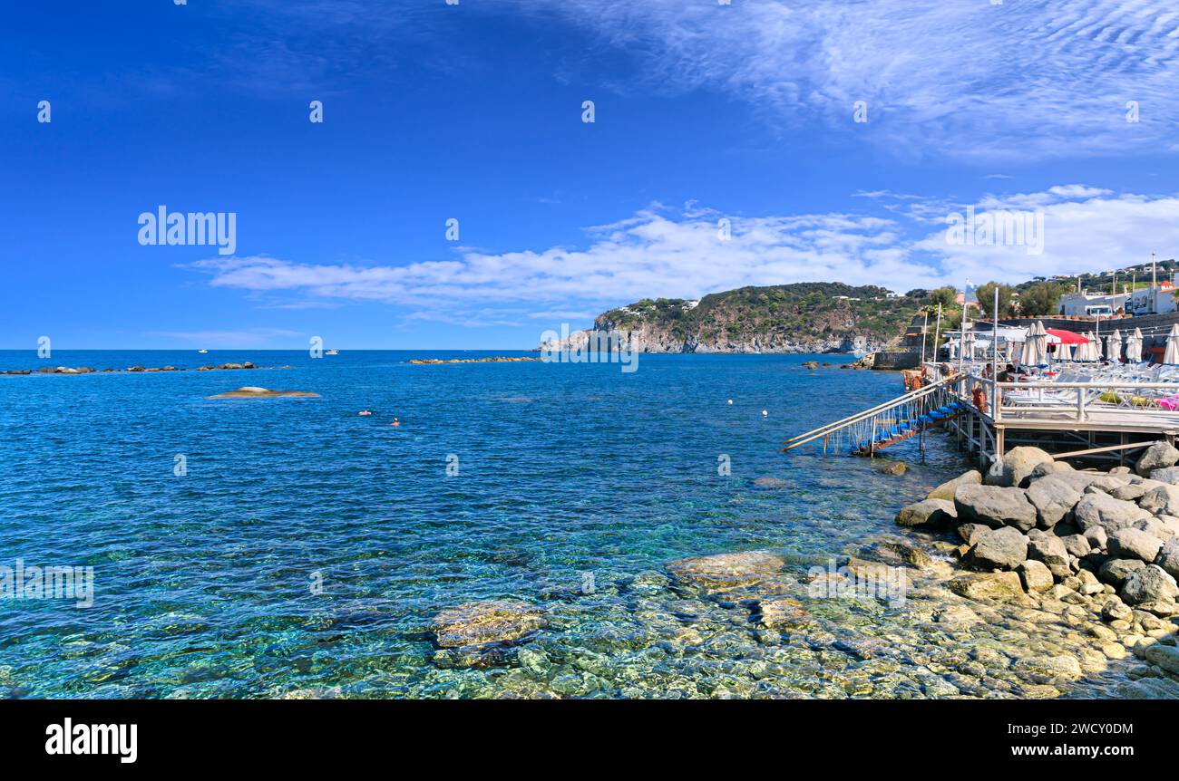 Blick auf die Küste der Insel Ischia : felsiger Strand von Forio in Süditalien. Stockfoto