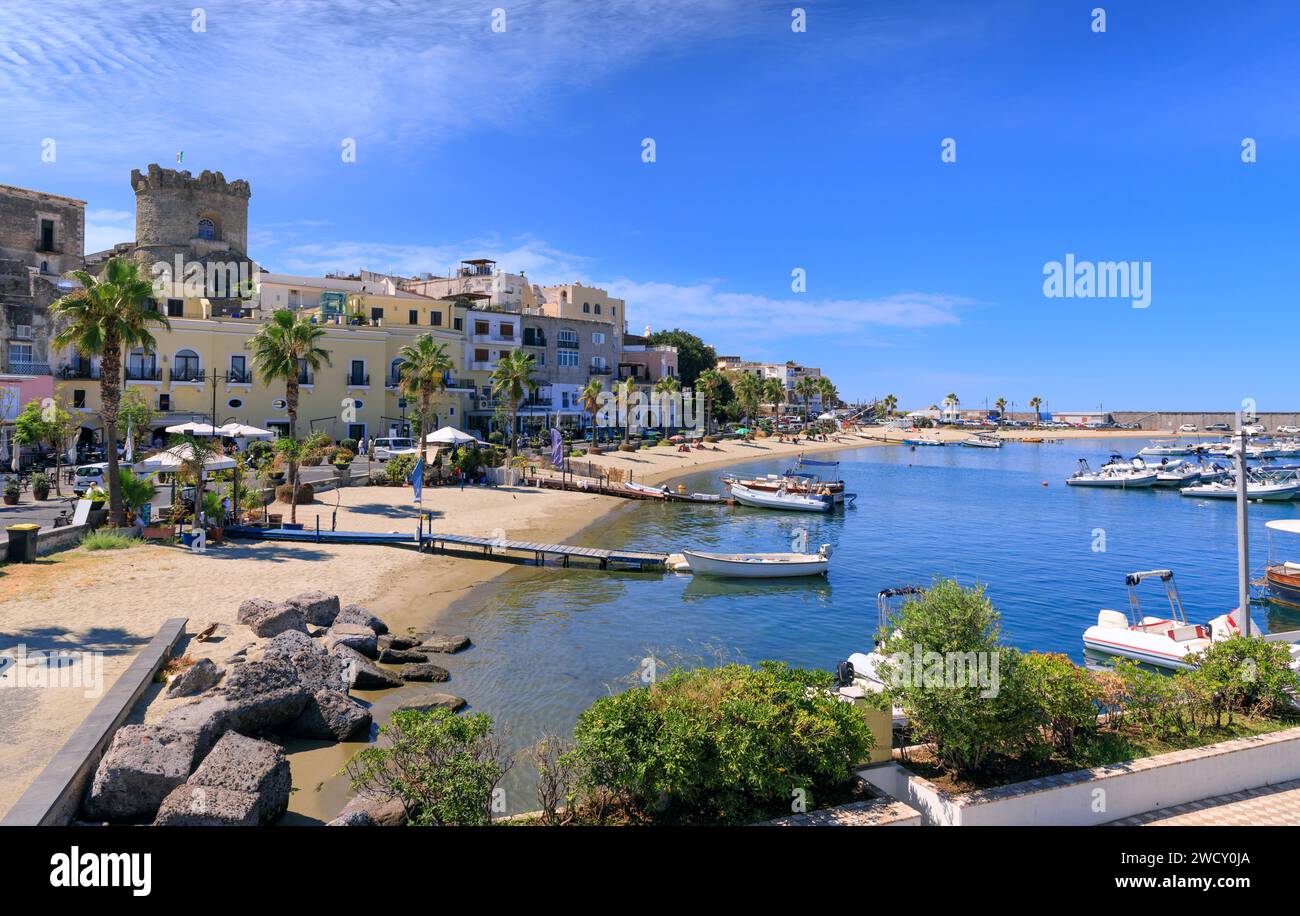Stadtbild von Forio auf der Insel Ischia, Italien. Auf der linken Seite der Turm, Symbol der Stadt. Stockfoto